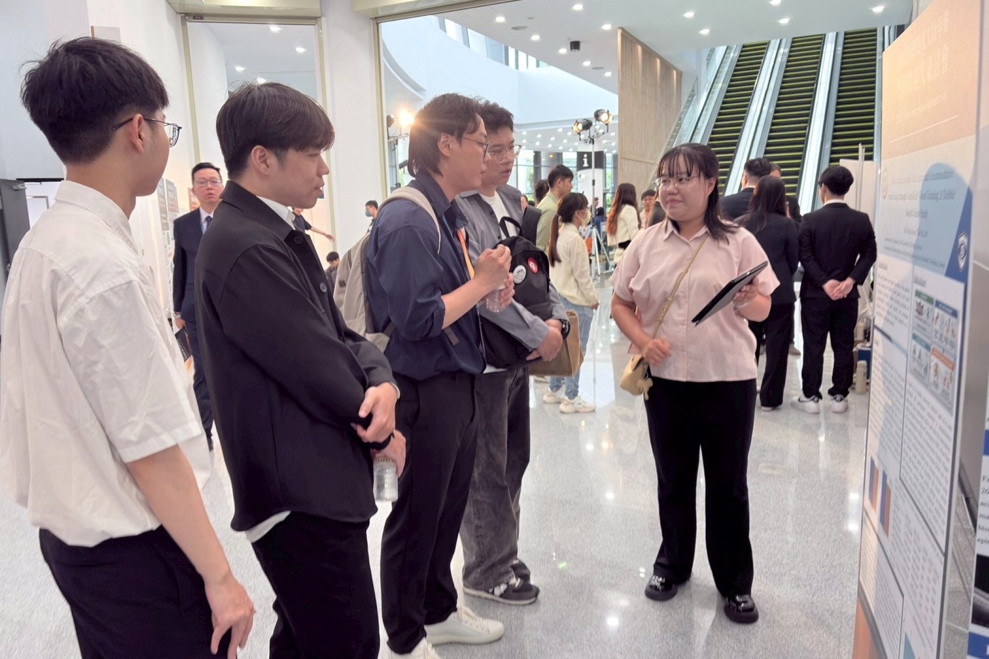 黃恩新同學在壁報前回答評審提問,並向與會的專家學者展示其研究成果。