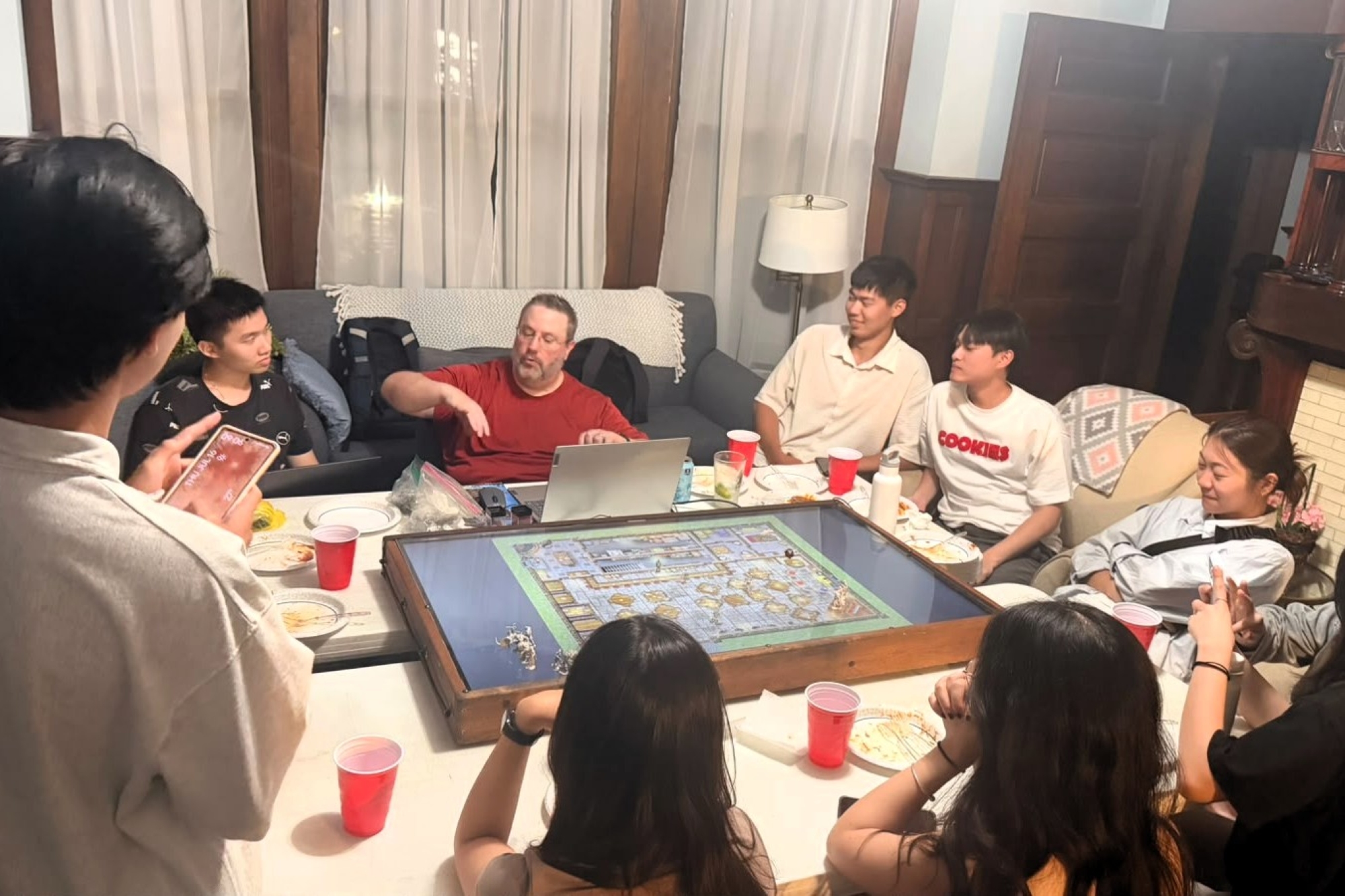學員參與桌遊用英文劇情創作
