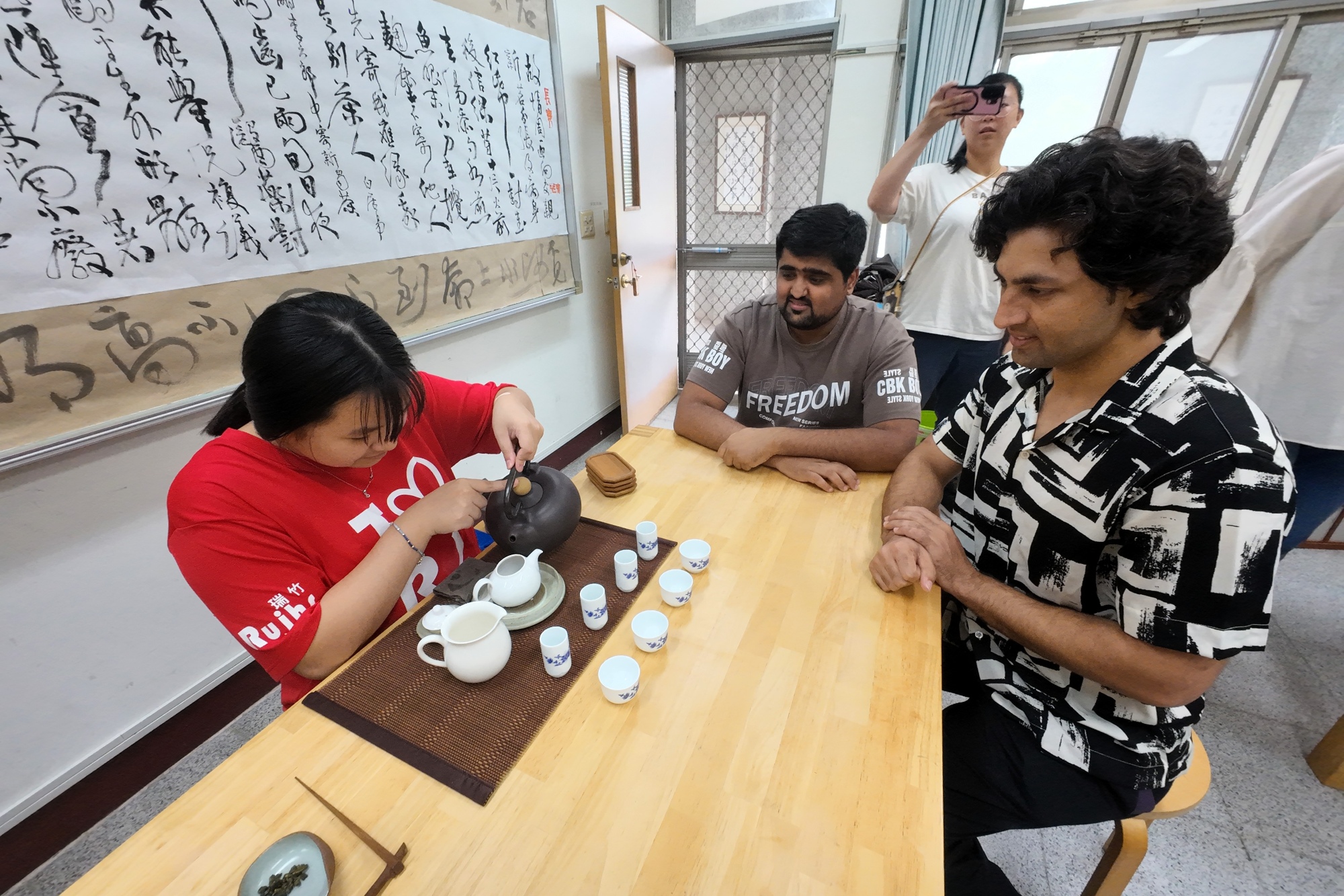 瑞竹國中學生化身茶藝小老師，專注地向國際學伴示範臺灣功夫茶泡法與茶道文化。