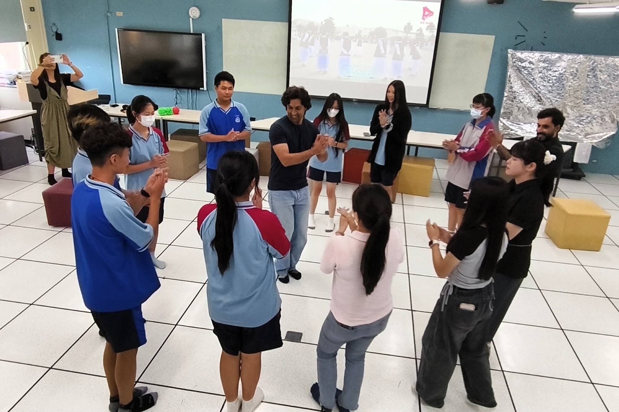 巴基斯坦國際學伴帶領中港高中學生共跳傳統舞蹈,親身體驗異國文化魅力。