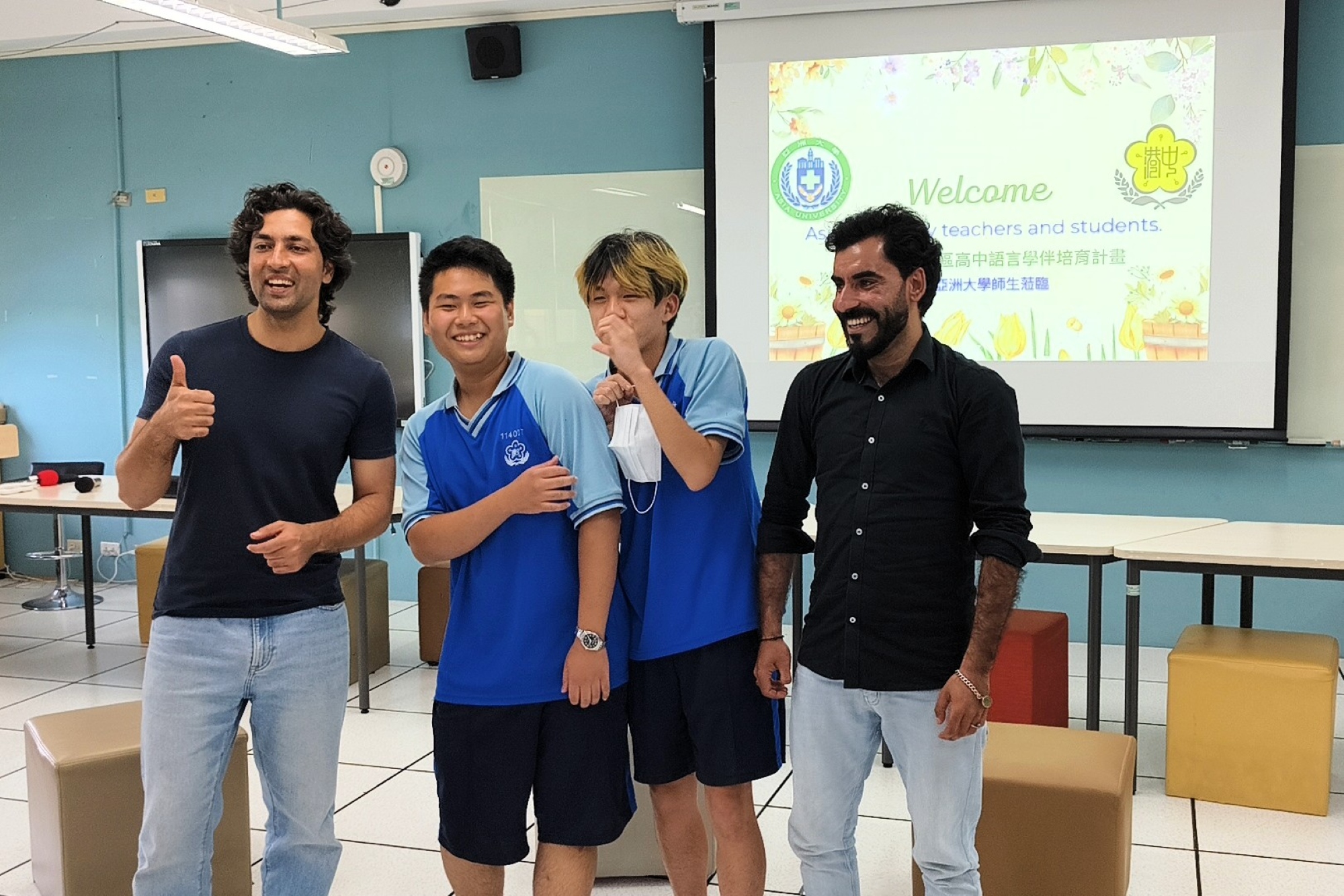 中港高中學生當小老師,現場教導國際學伴挑戰中文繞口令,互動氣氛熱絡歡樂。