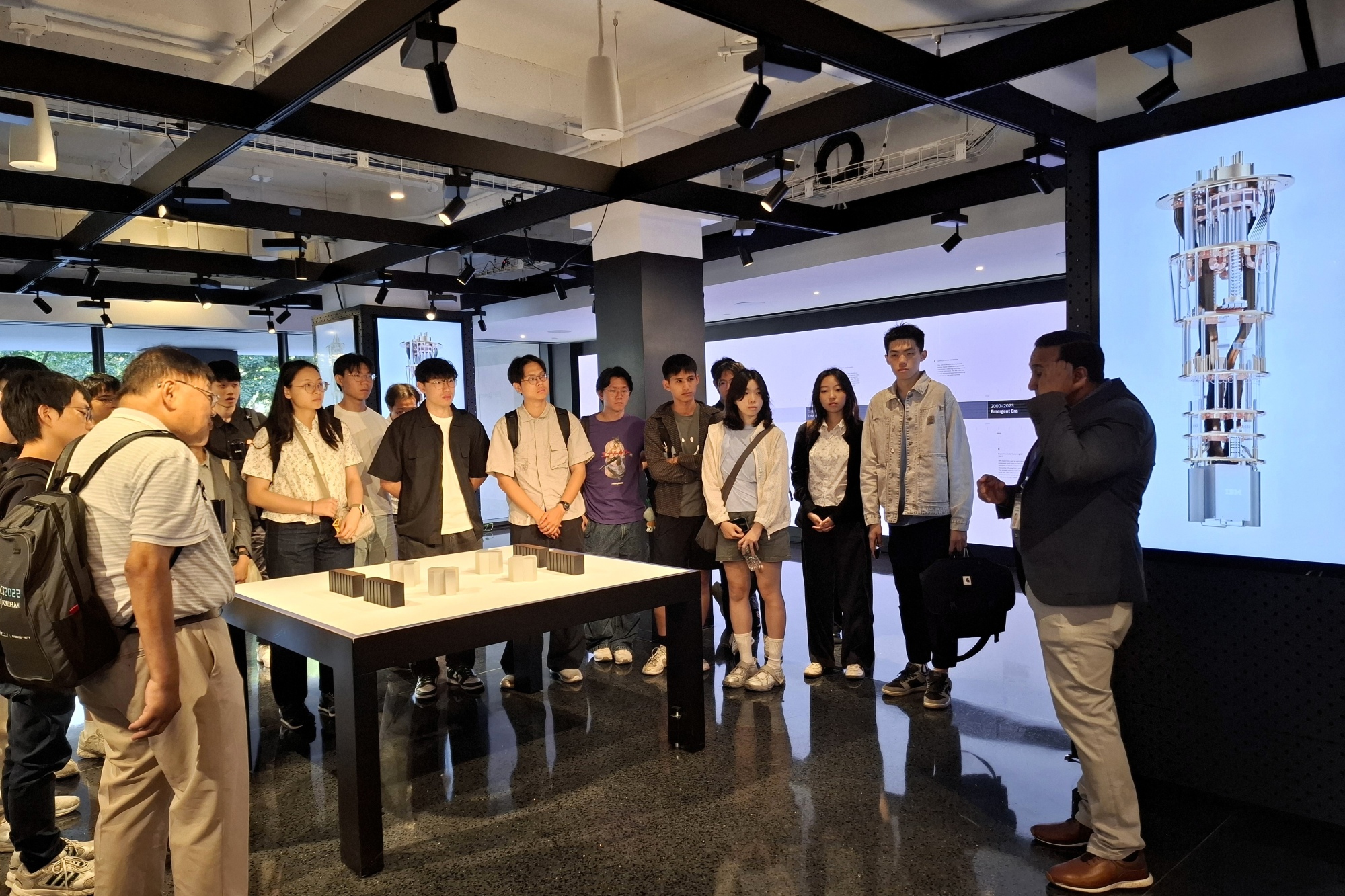 IBM 創新中心團隊向學員們介紹 IBM 在量子領域的領先技術與願景。