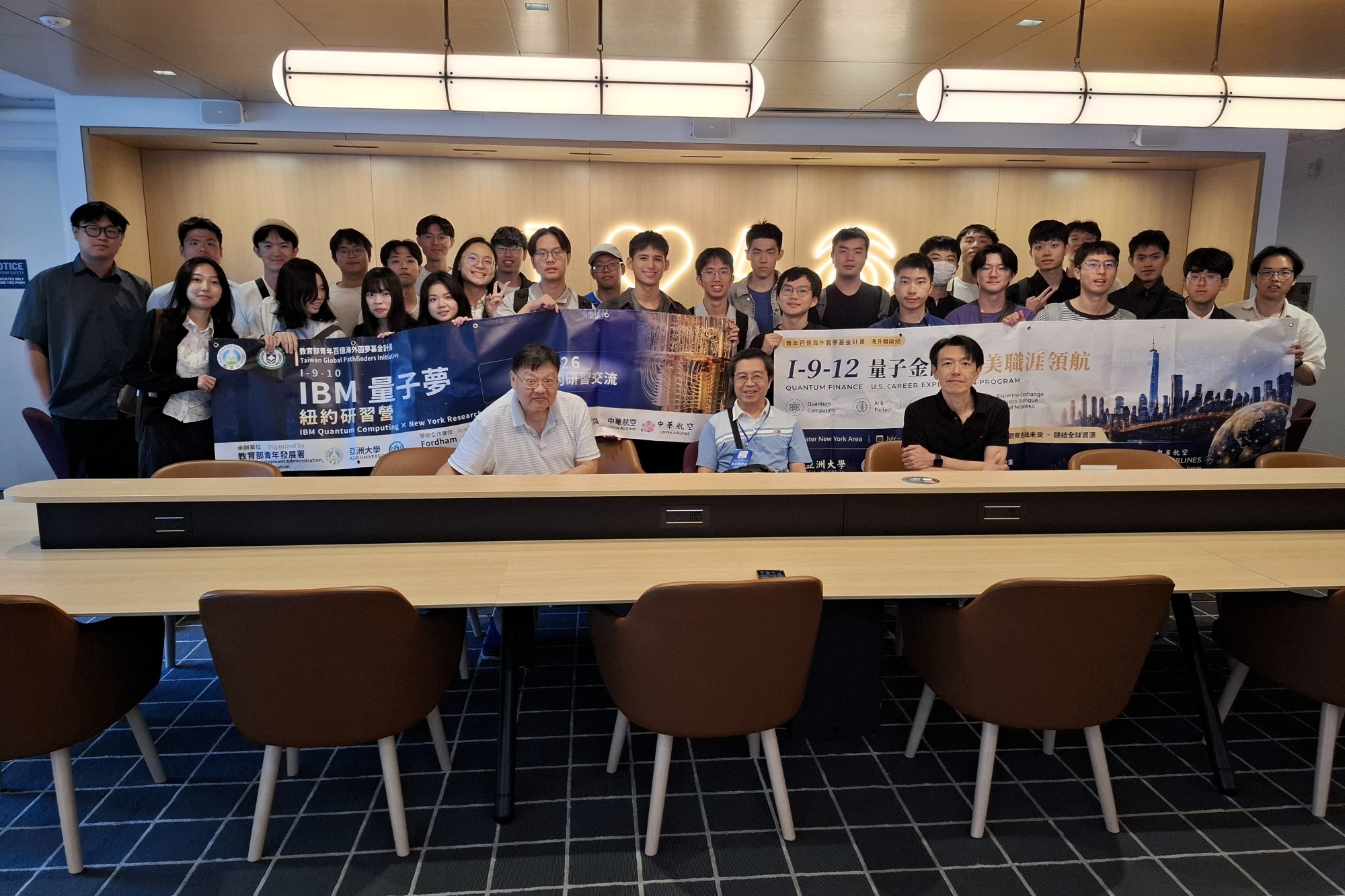 「IBM 量子夢」與「量子金融」兩組學員於 IBM 創新中心合影留念。