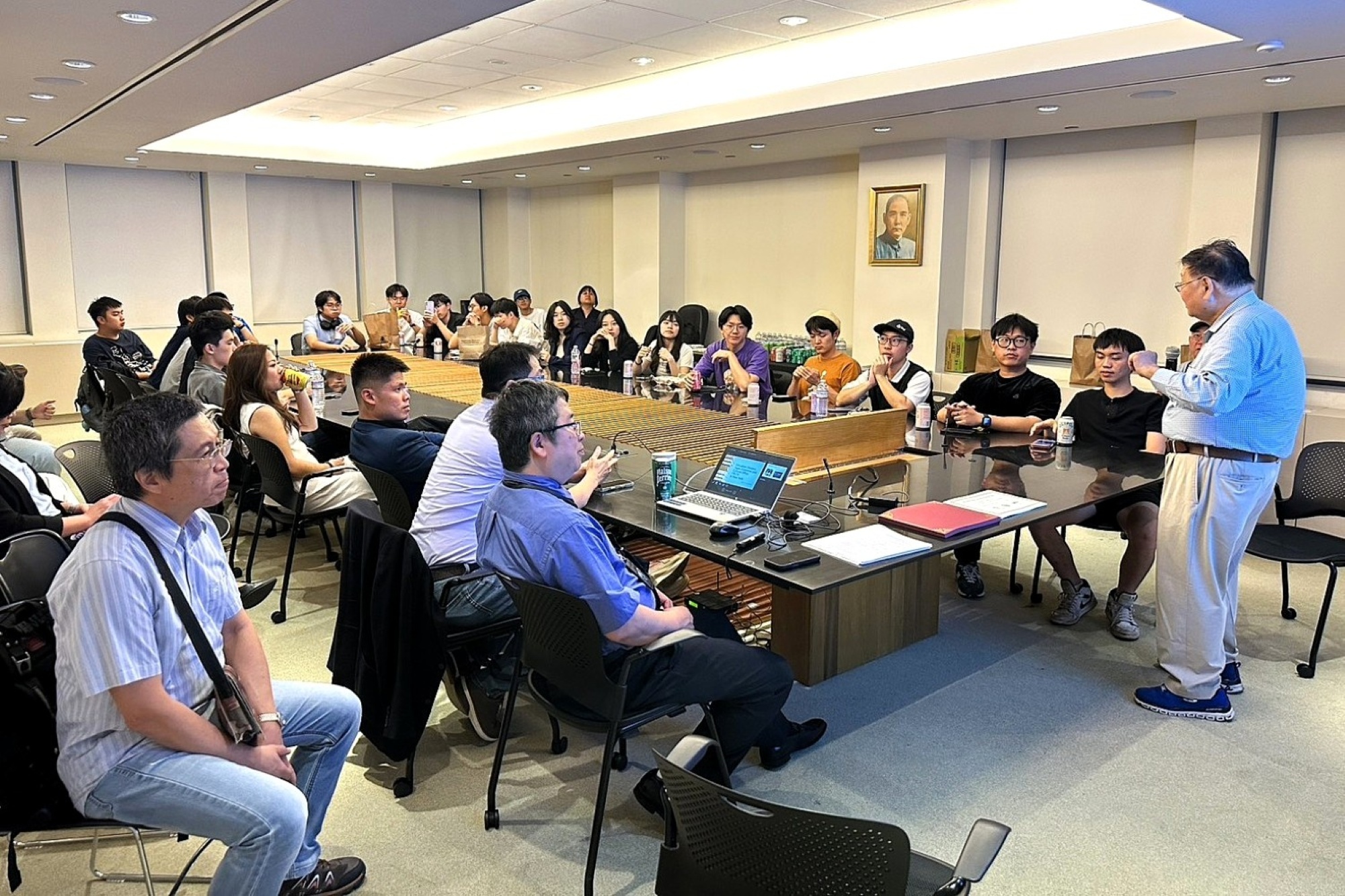 林逸組長與蔡孟勳組長以及隨隊黃光彩教授於會議室中與學員們深入座談交流