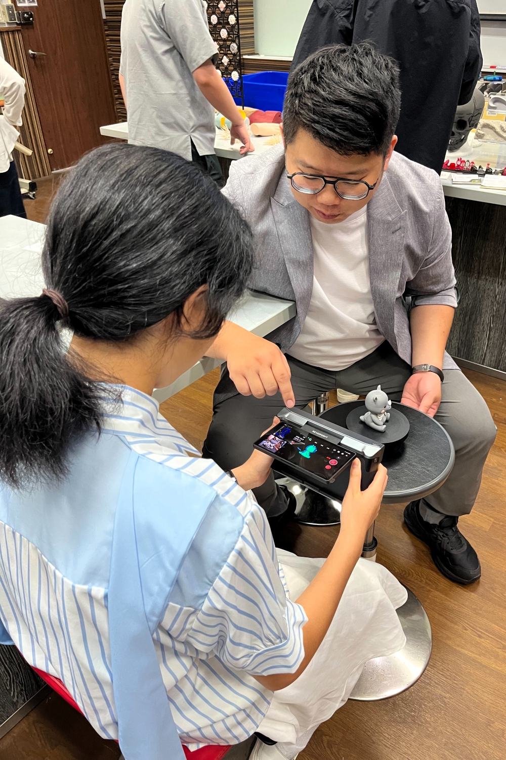 學員運用3D建模軟體設計作品,並由蘇建全老師逐一指導模型修正與列印細節,體驗AI數位設計結合3D列印技術的創作流程。