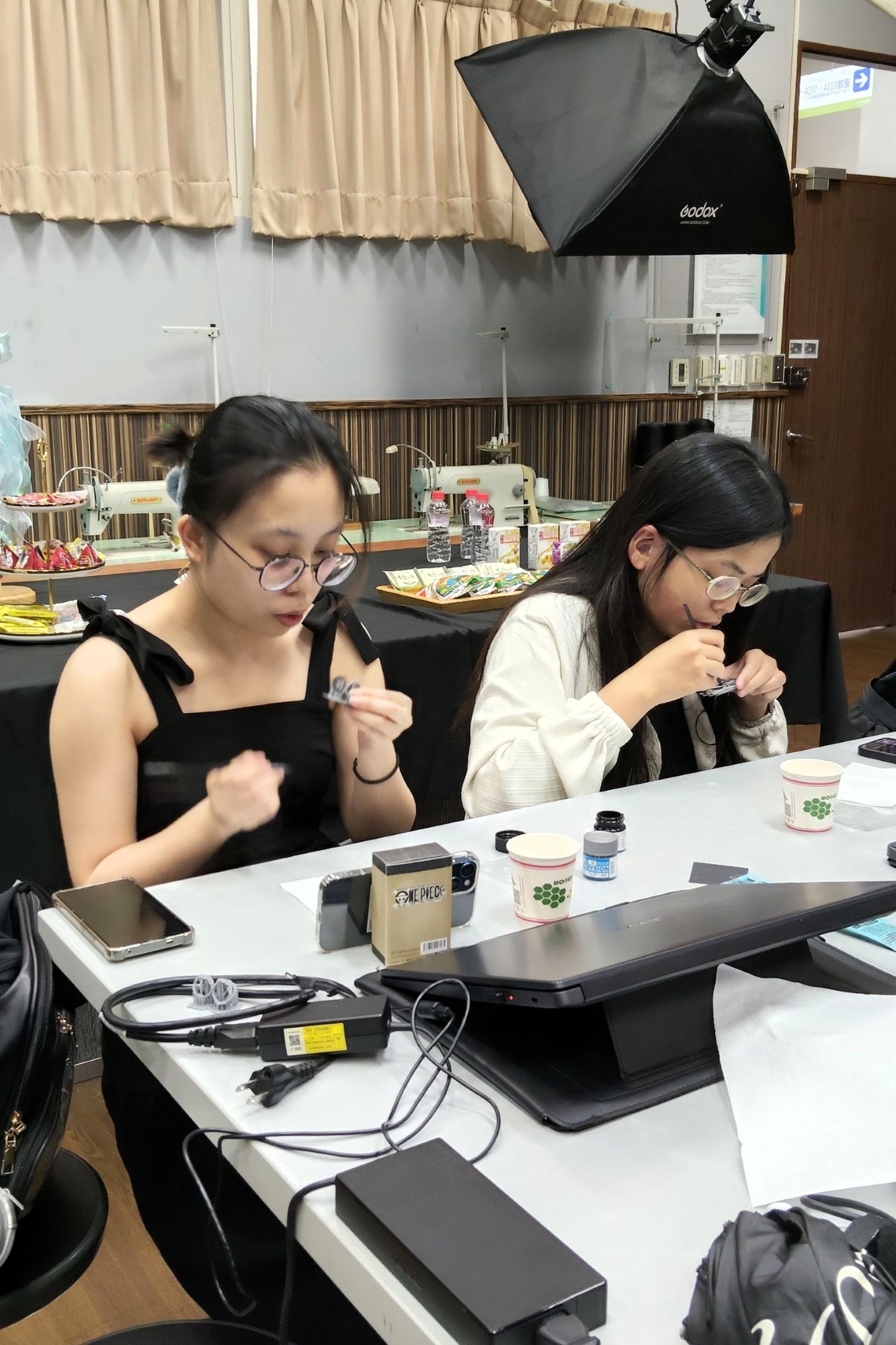 學員進行模型打磨及上色等後製加工,完成作品細節修整,提升作品質感。