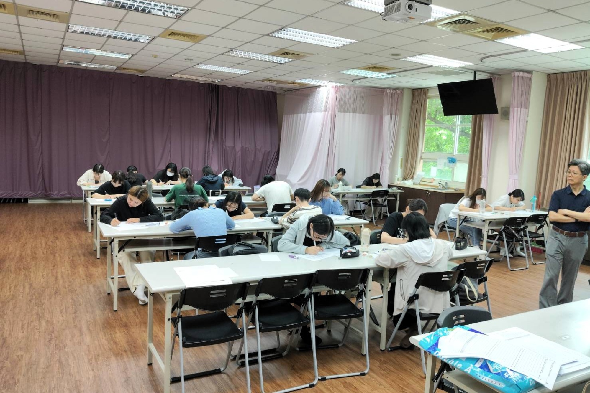 為擬真鍛鍊應試狀態,亞大幼教系舉辦教檢模擬考,學生於考場內認真作答、奮力衝刺。