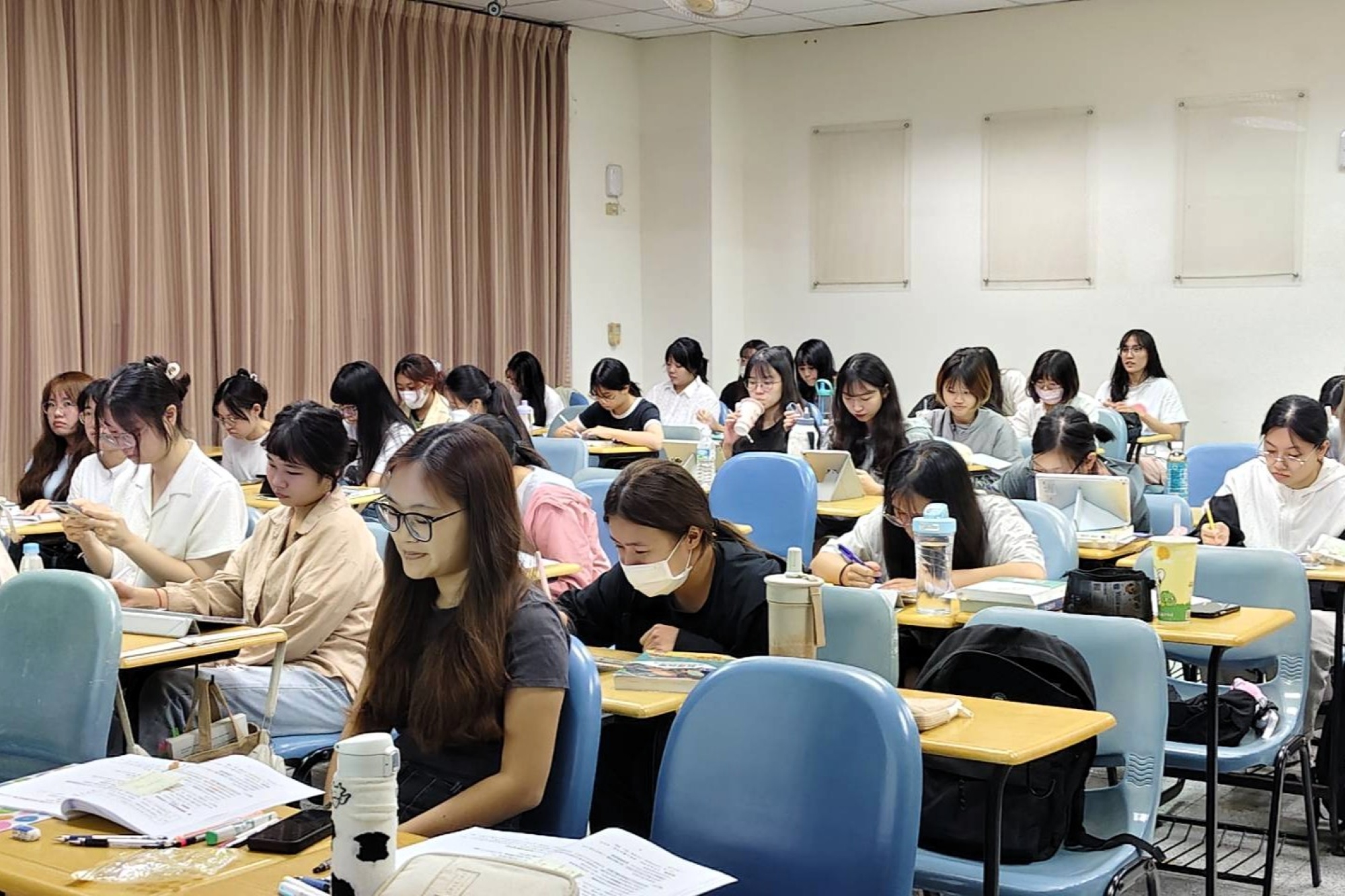 亞大幼教系開設夜間證照密集輔導班,學生心無旁騖專注聽講,全力衝刺教師檢定國考。