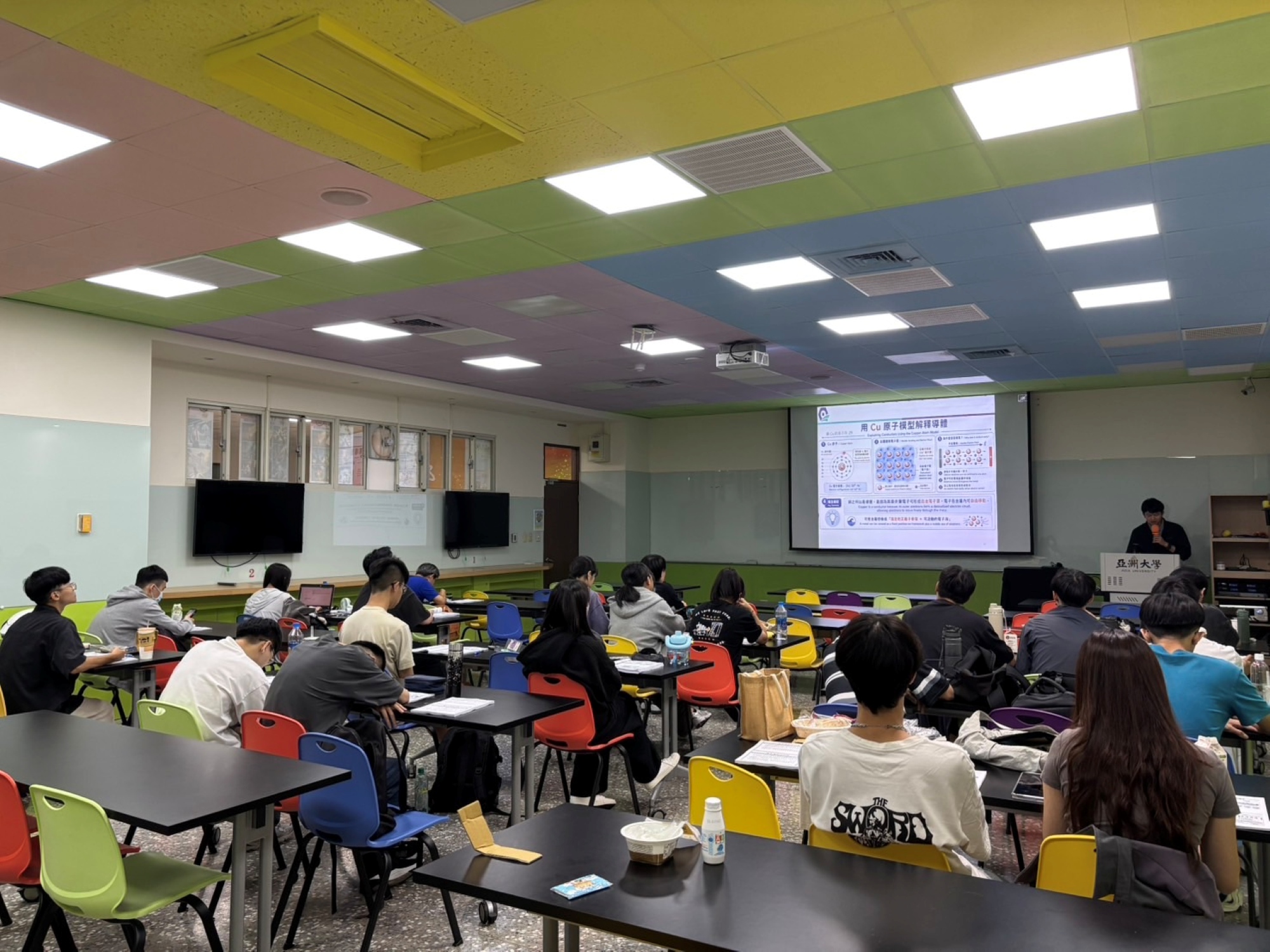 學生於課堂專心聆聽課程，展現跨域學習與扎實培訓成果。