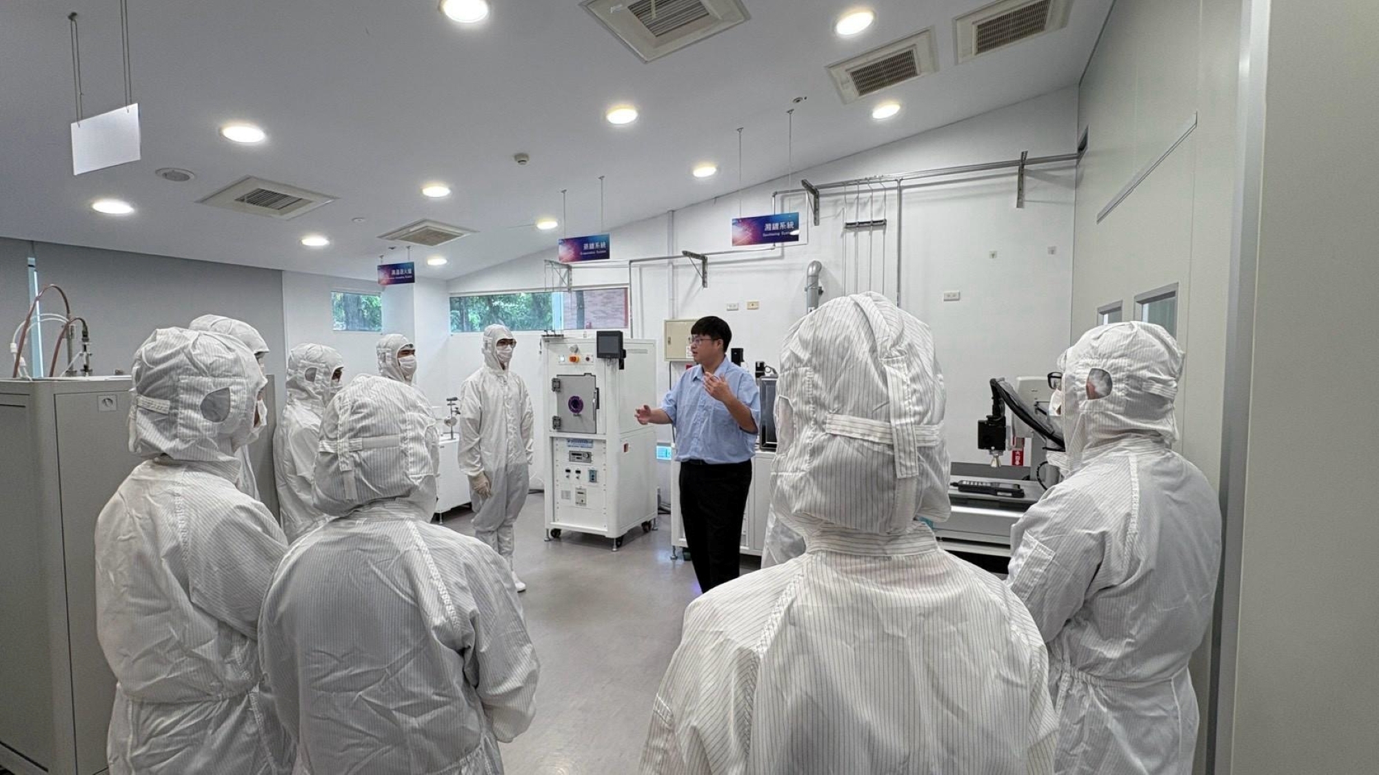 學員穿著無塵服於校內封裝類產線平台實作，深入了解半導體製程。