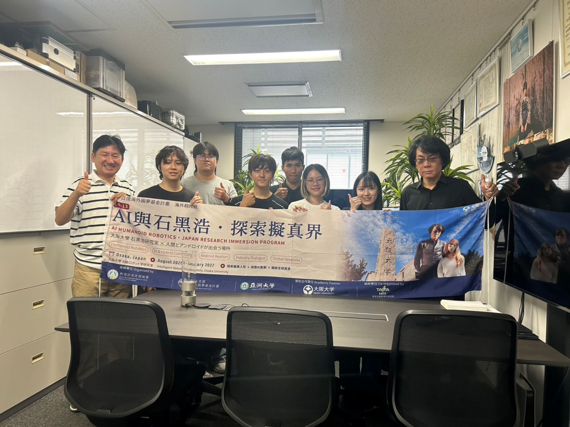 蔡岳廷教授(左一)與石黑浩教授(右一)團隊合影,宣告海外研修正式啟航。
