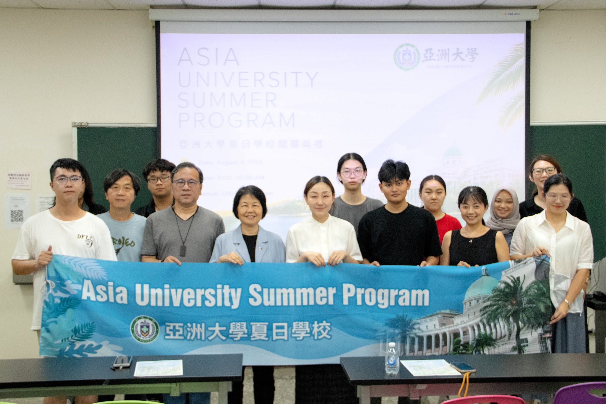 Vice Dean of International Affairs Chen, I-Chi (6th from left) poses for a group photo with Summer Program students, marking the start of an exciting new journey