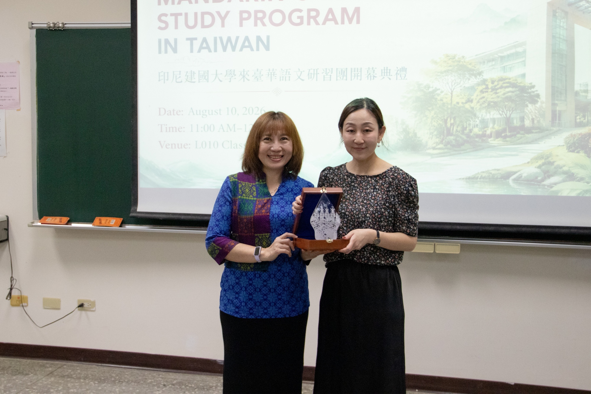 BINUS University faculty member Hsueh-Ying Lin (left) and Asia University Vice Dean of International Affairs Chen, I-Chi (right) exchange souvenirs, symbolizing the strong bond between the two universities