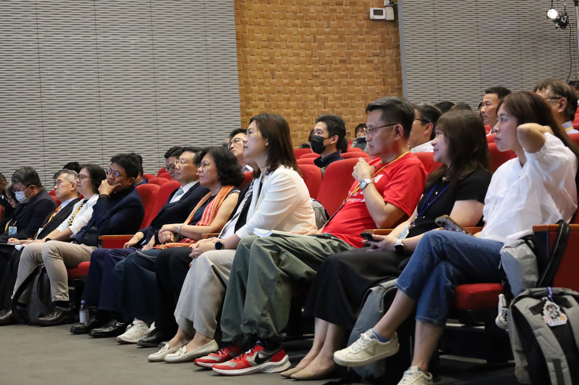 與會學務工作夥伴專注聆聽開幕致詞，共同交流學生事務新課題。