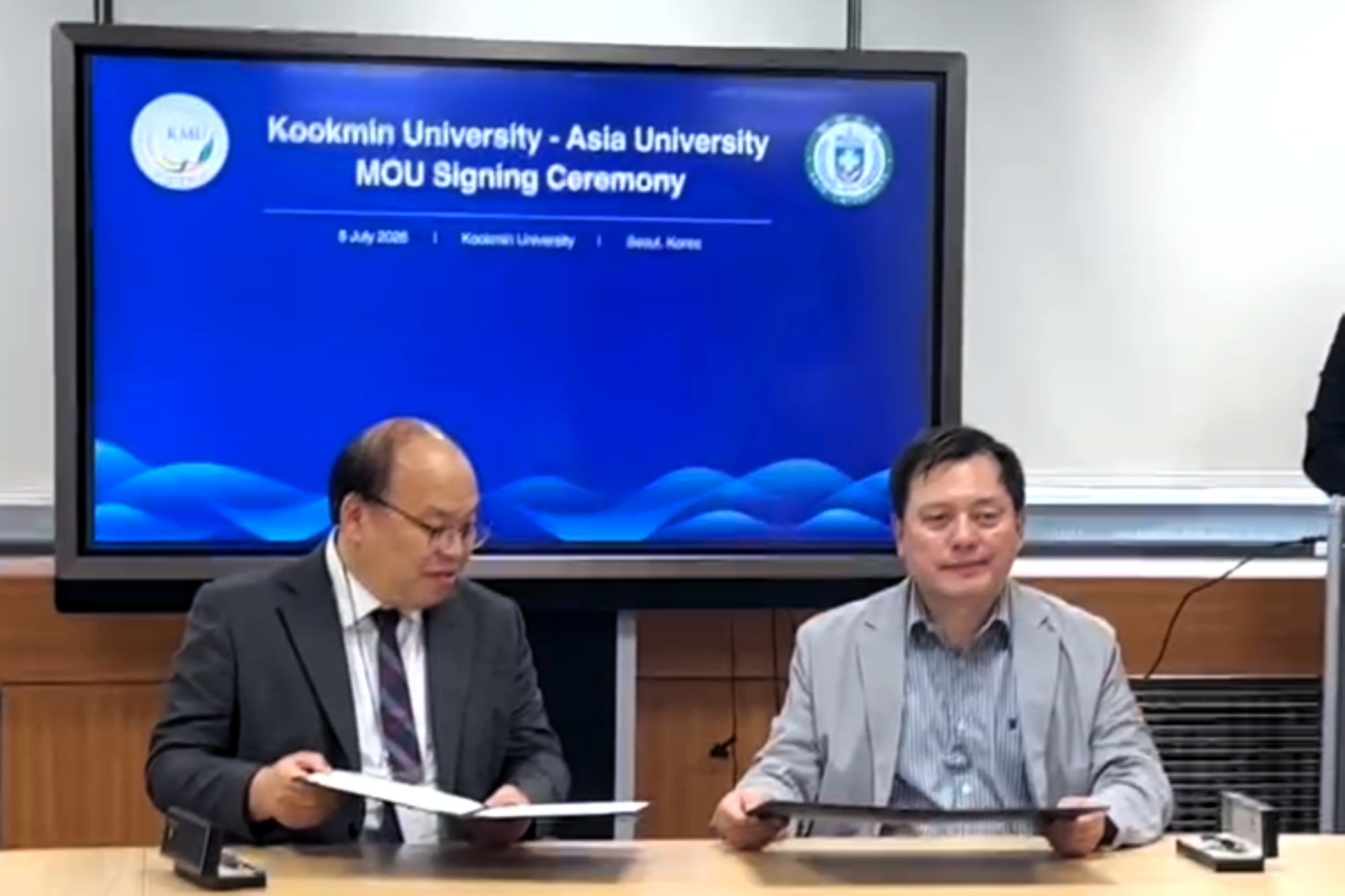 亞大資安中心主任陳興忠(右)與韓國國民大學主任Ilsun You(左)簽署合作備忘錄。