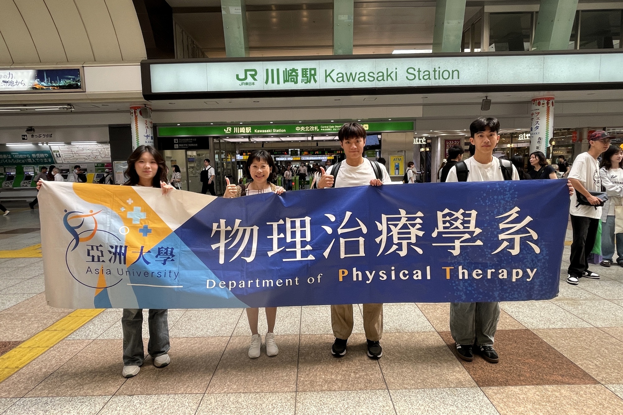 亞大物治系主任陳綉儀（左二）攜三位大一新生抵日，展開長照見習之旅。