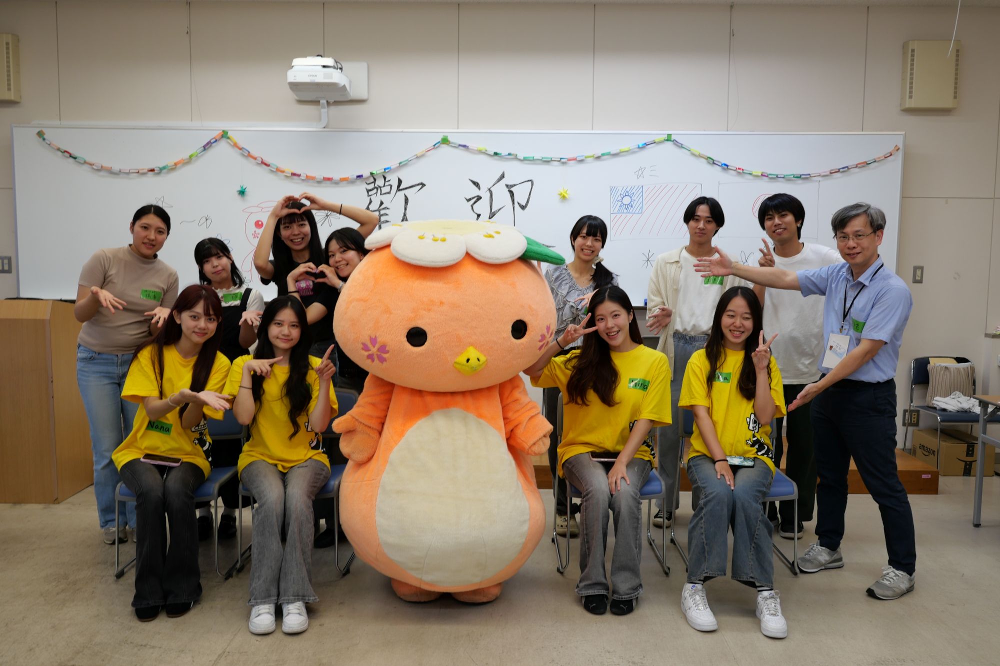 亞大幼教系師生與美作大學吉祥物及日本學伴歡聚歡迎會，展現跨國情誼。