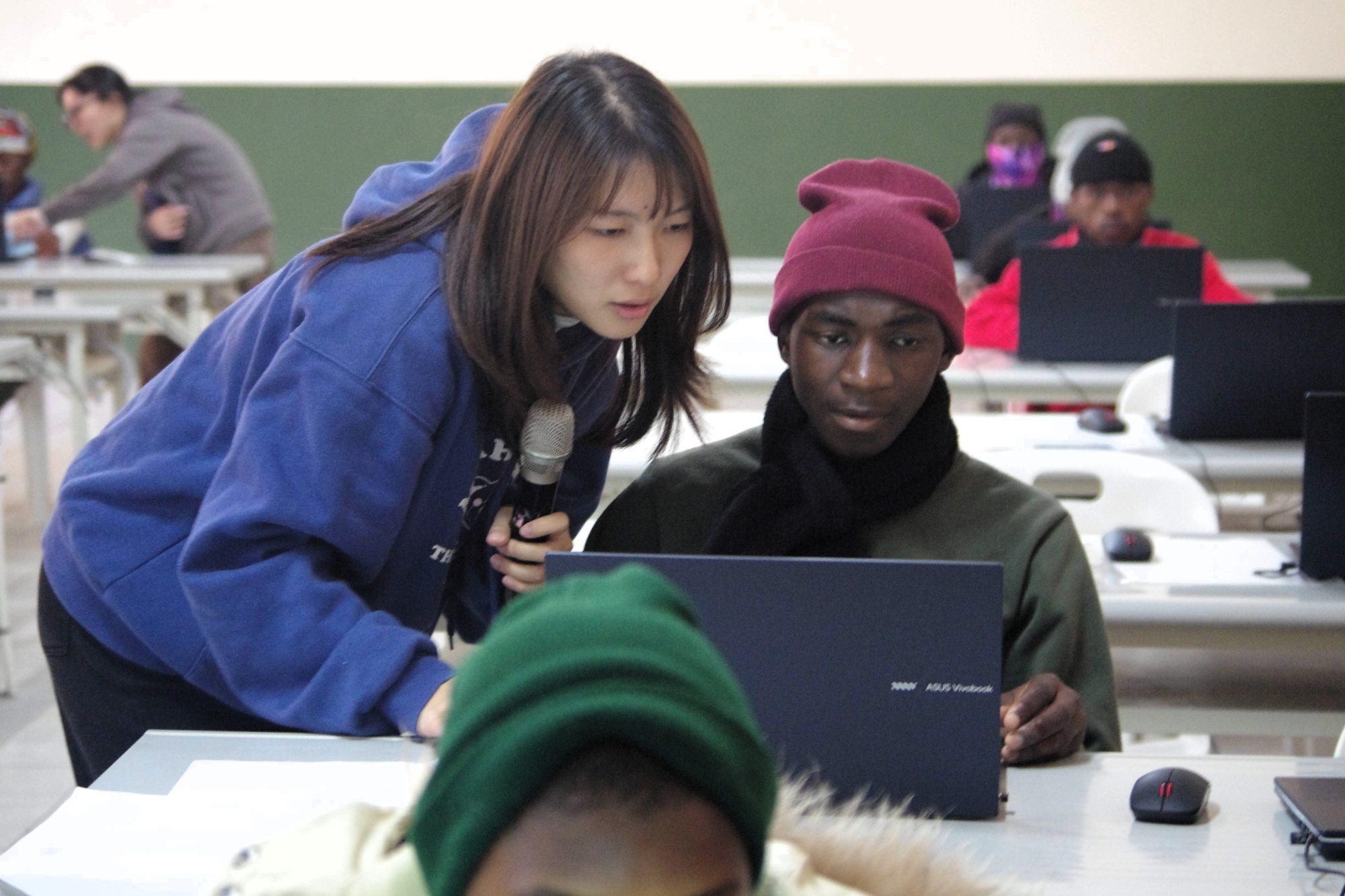 亞大聽語系學生參與OProSS計畫，於賴索托 ACC 熱心指導當地學童數位互動課程。
