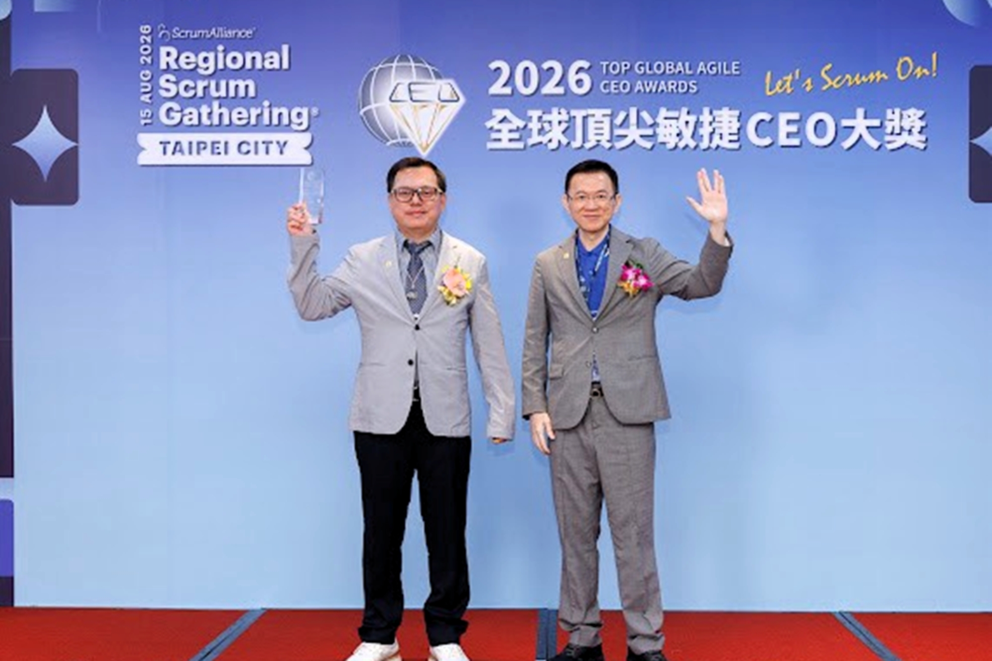 亞大資工系陳興忠特聘教授（右）榮獲全球頂尖敏捷CEO大獎，由創始人周龍鴻博士（左）親頒表揚。