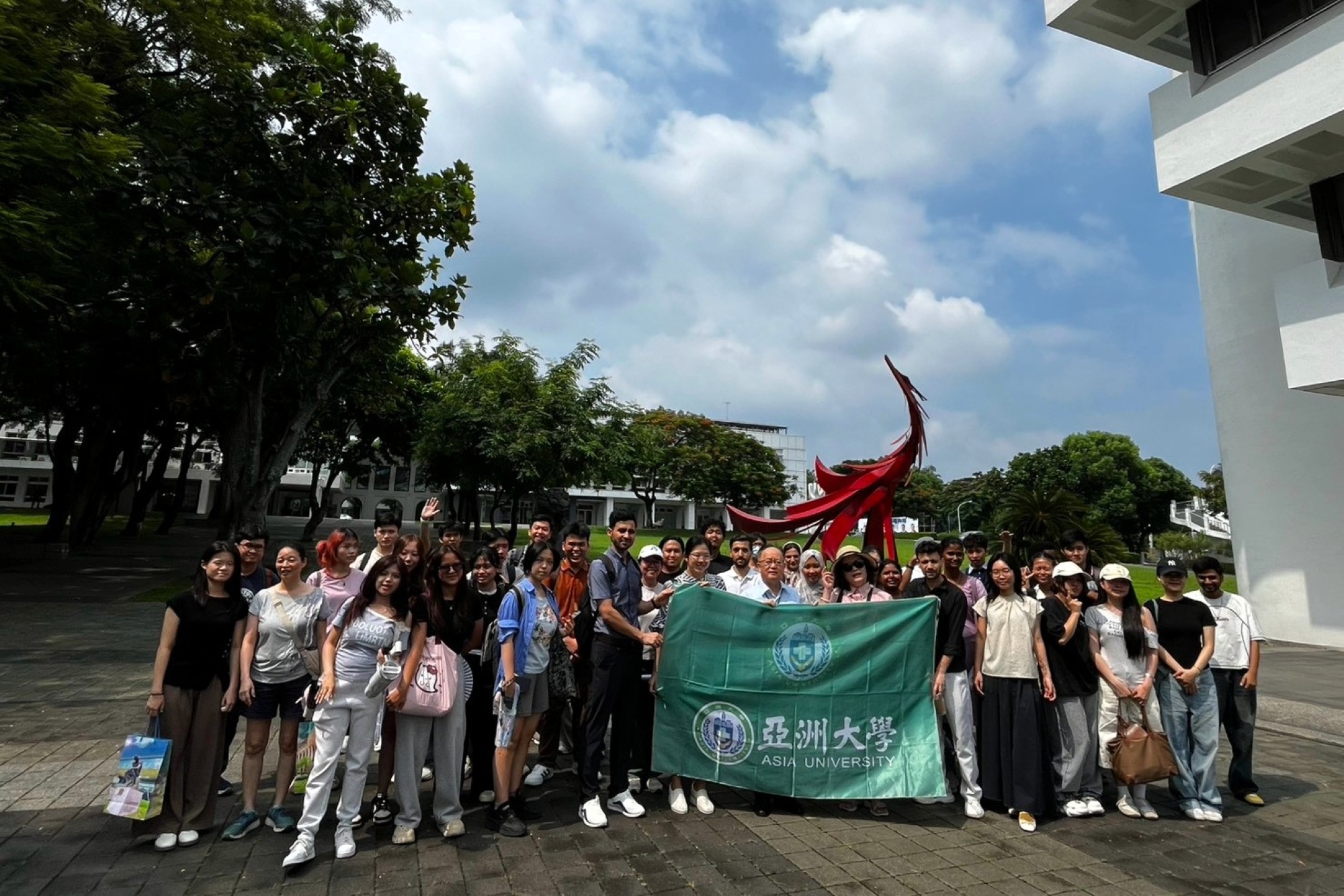國立臺灣工藝研究發展中心副主任江瑞燐(前排中)、亞大華語文中心主任毛元臻與范琳琳老師及學生合影,歡迎國際學生走進臺灣工藝文化。
