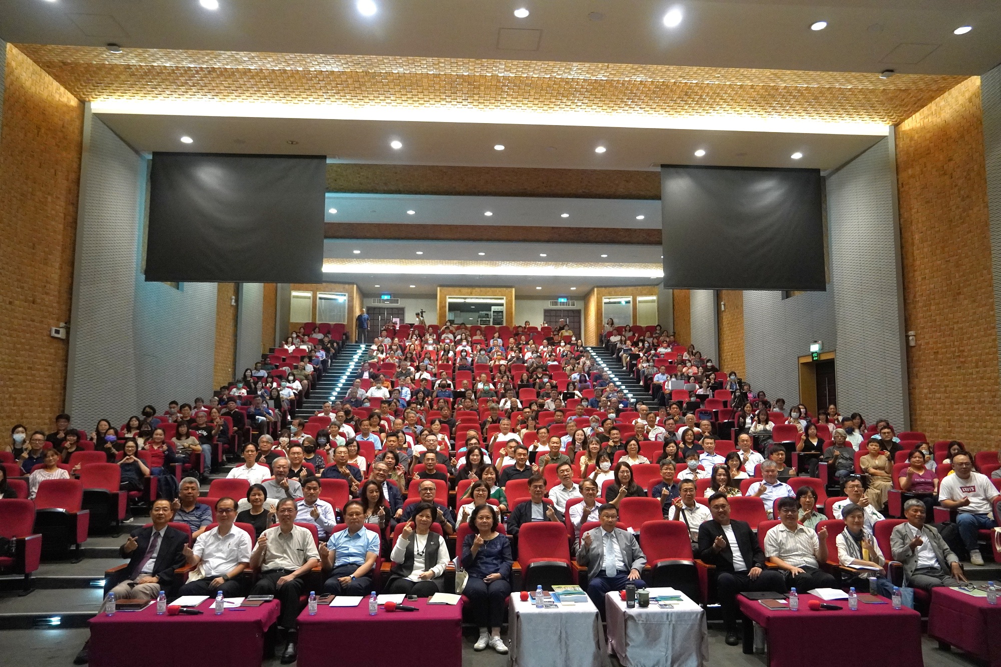 亞大115學年度共識營登場,全校教職員齊聚大合影。
