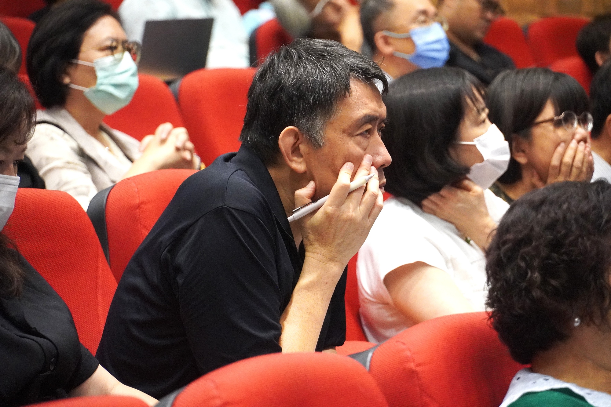 與會教師全神貫注聆聽簡立峰博士演講,深入思考高教轉型策略。