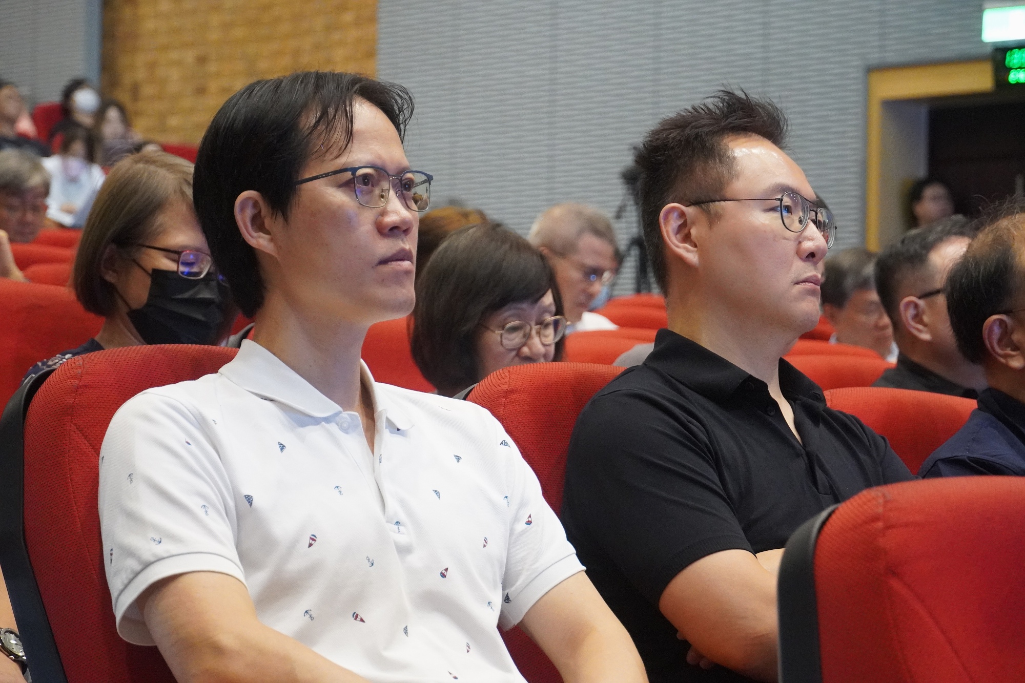 現場教職員專注聆聽,思索AI浪潮下的產業衝擊與未來教育方向。