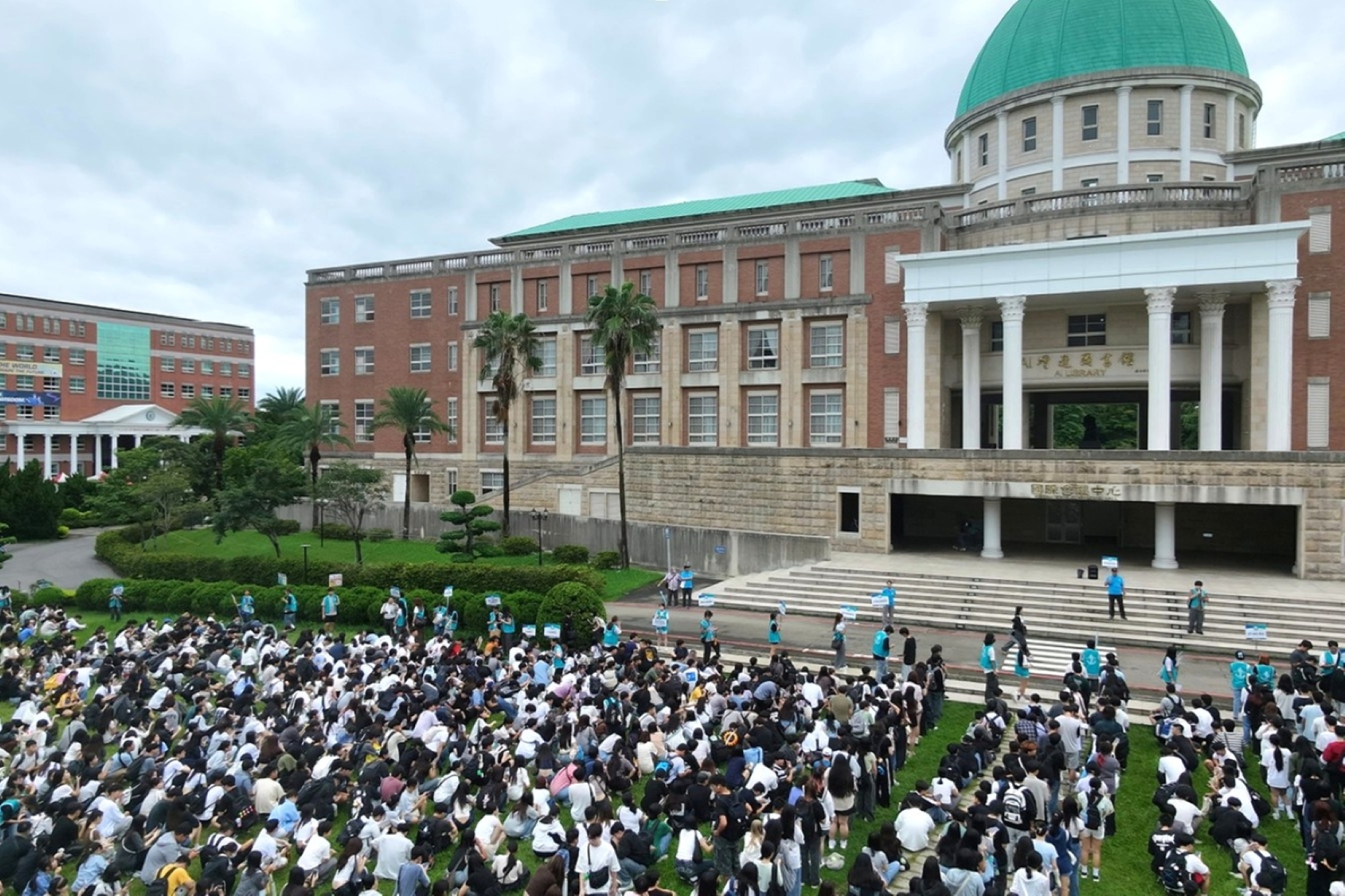 各系新生在領航員帶領下集結校園,準備展開115學年度新生入學輔導。