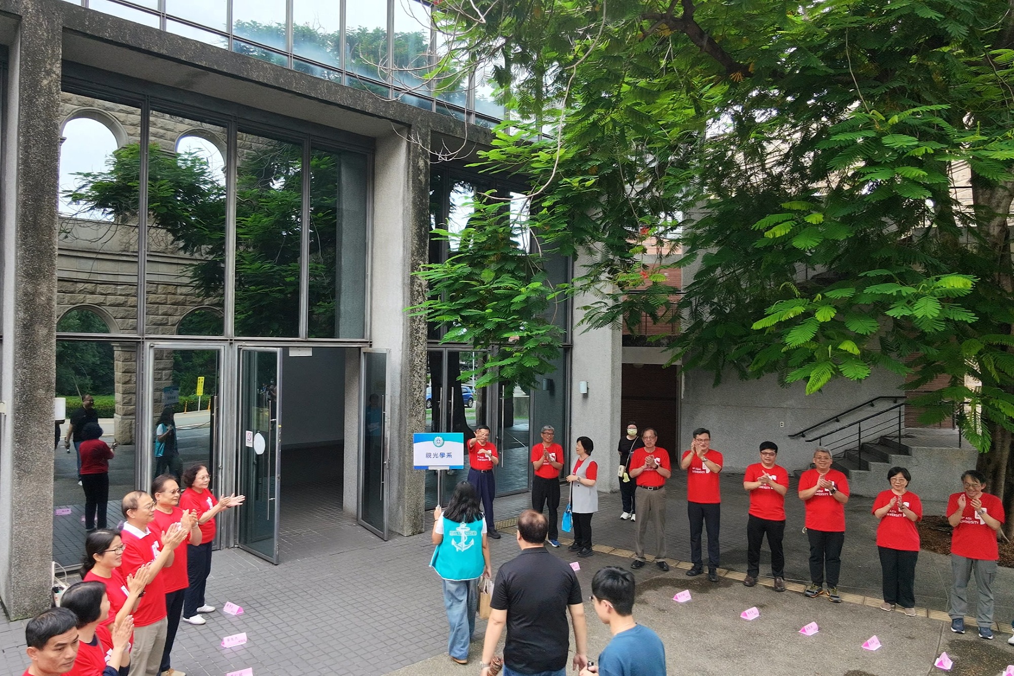 蔡進發校長偕同師長於體育館門口迎接新生進場,親切握手致意。