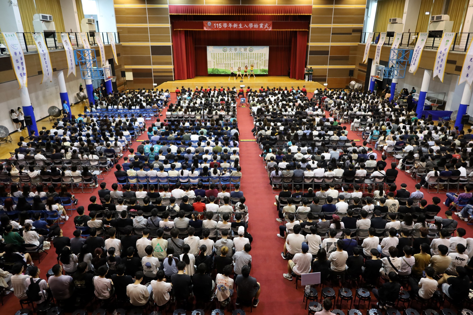 亞大115學年度新生始業式於體育館登場,新鮮人齊聚展開大學新生活。