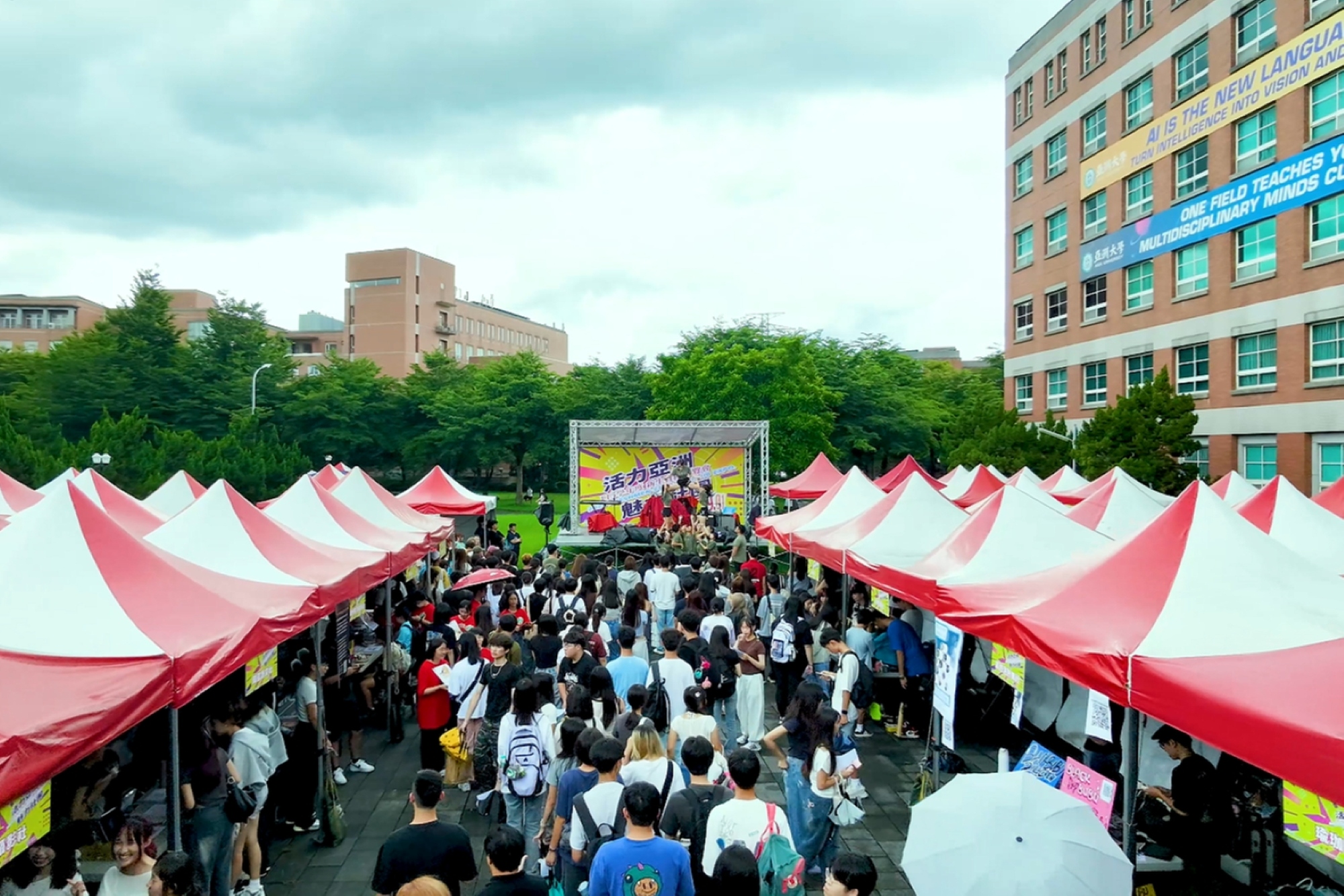 雨勢澆不熄新生熱情,社團博覽會人潮湧動,各式攤位與展演熱鬧登場。