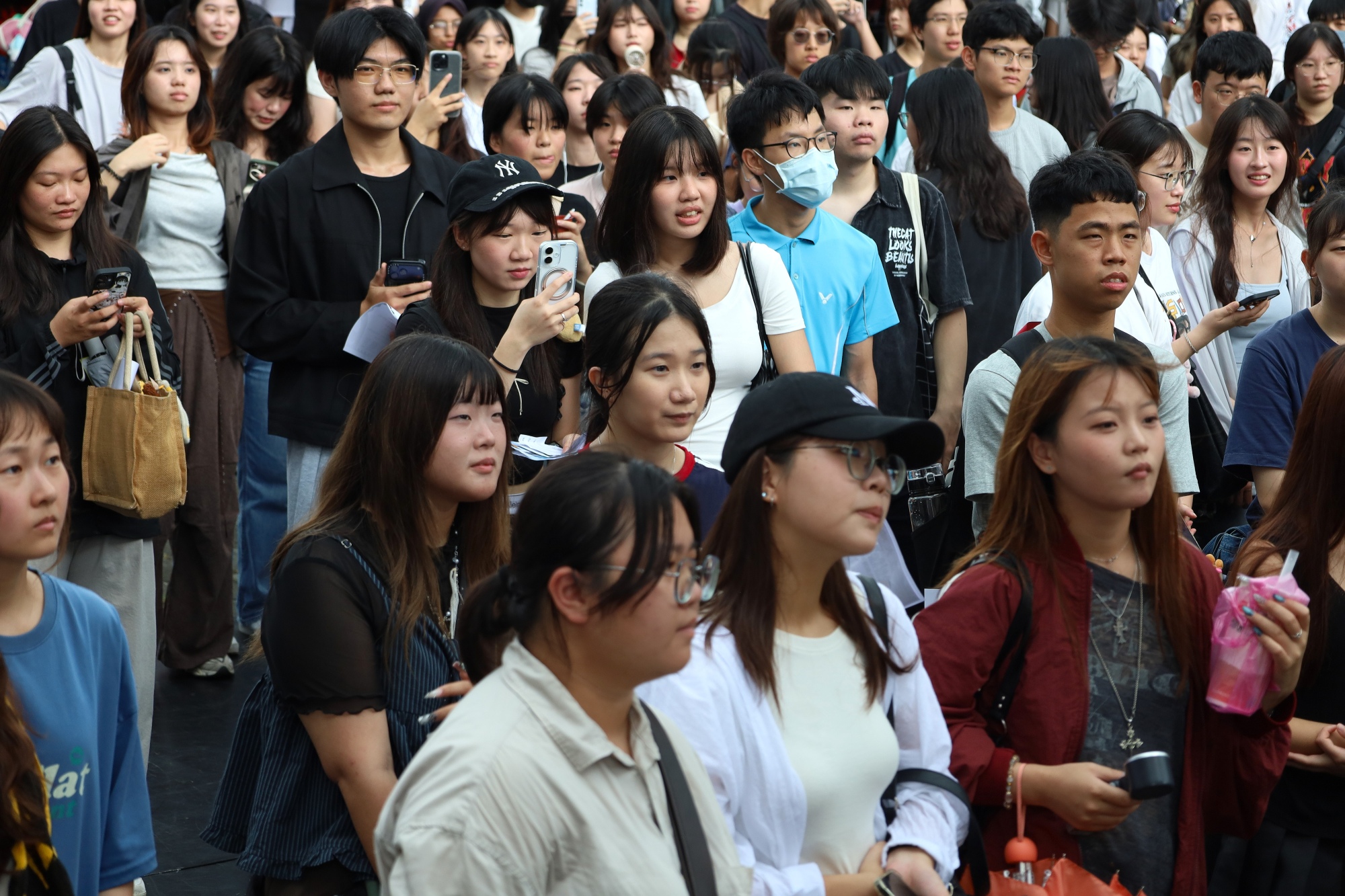 亞大社團博覽會吸引大批新生駐足參與,現場人潮踴躍、青春氣息滿滿。