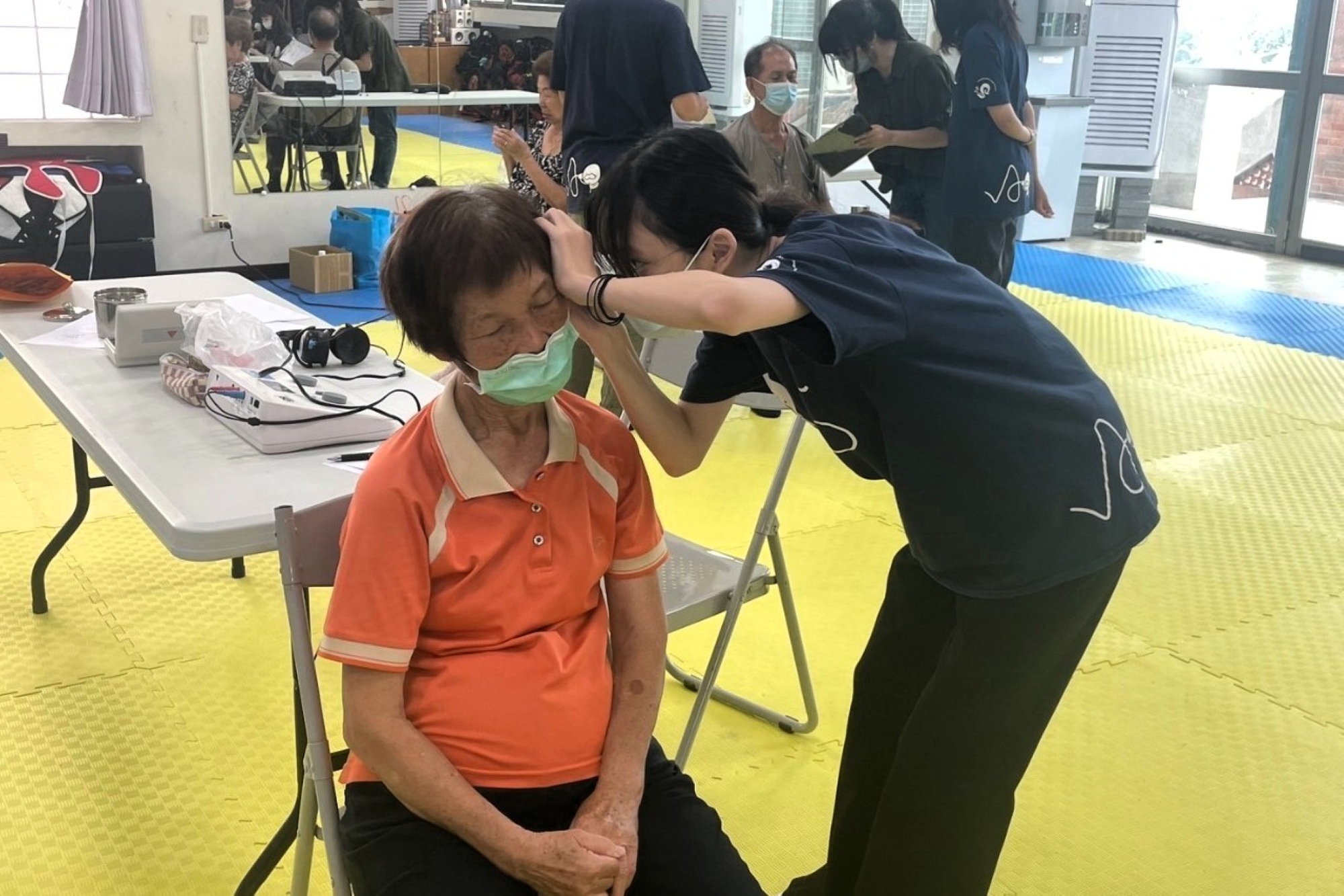 聽力組學生走進社區為長輩進行聽力篩檢,落實學用合一並深耕高齡照護。