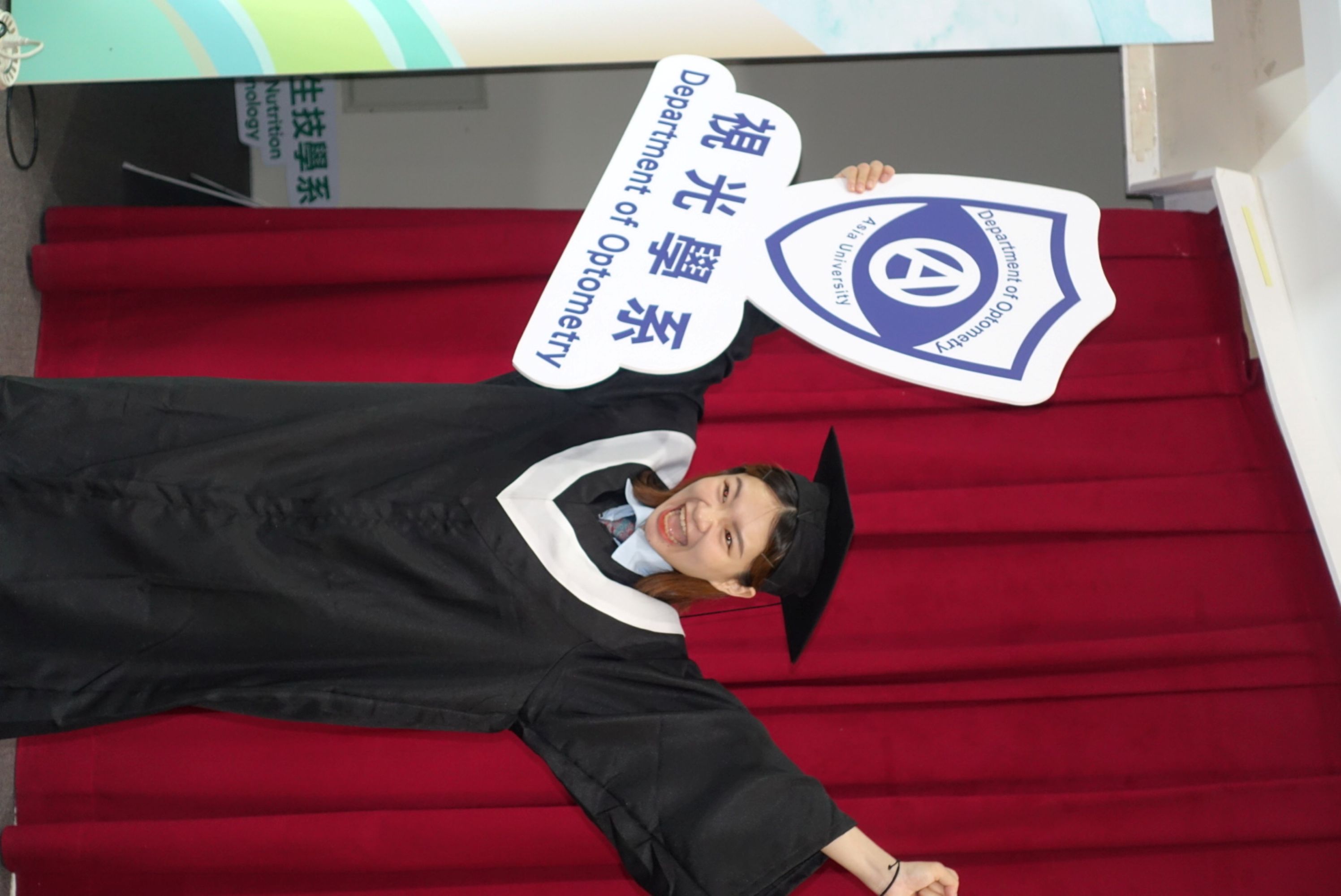 勇奪驗光師國考全國第3名!亞大視光陳昱臻同學喜迎金榜佳績。