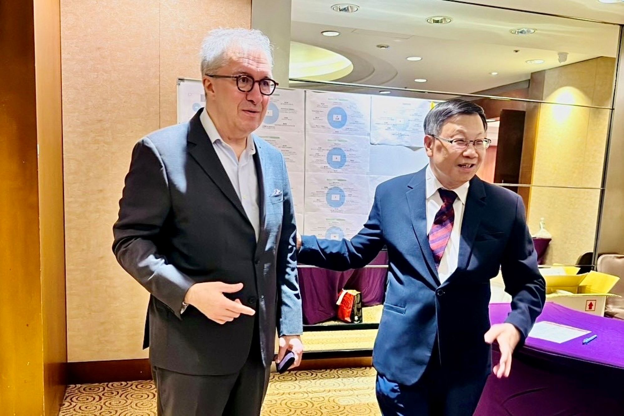 Asia University President Jeffrey J. P. Tsai (right) exchanges views with members of the U.S. delegation, strengthening ties in Taiwan–U.S. higher education and semiconductor talent development