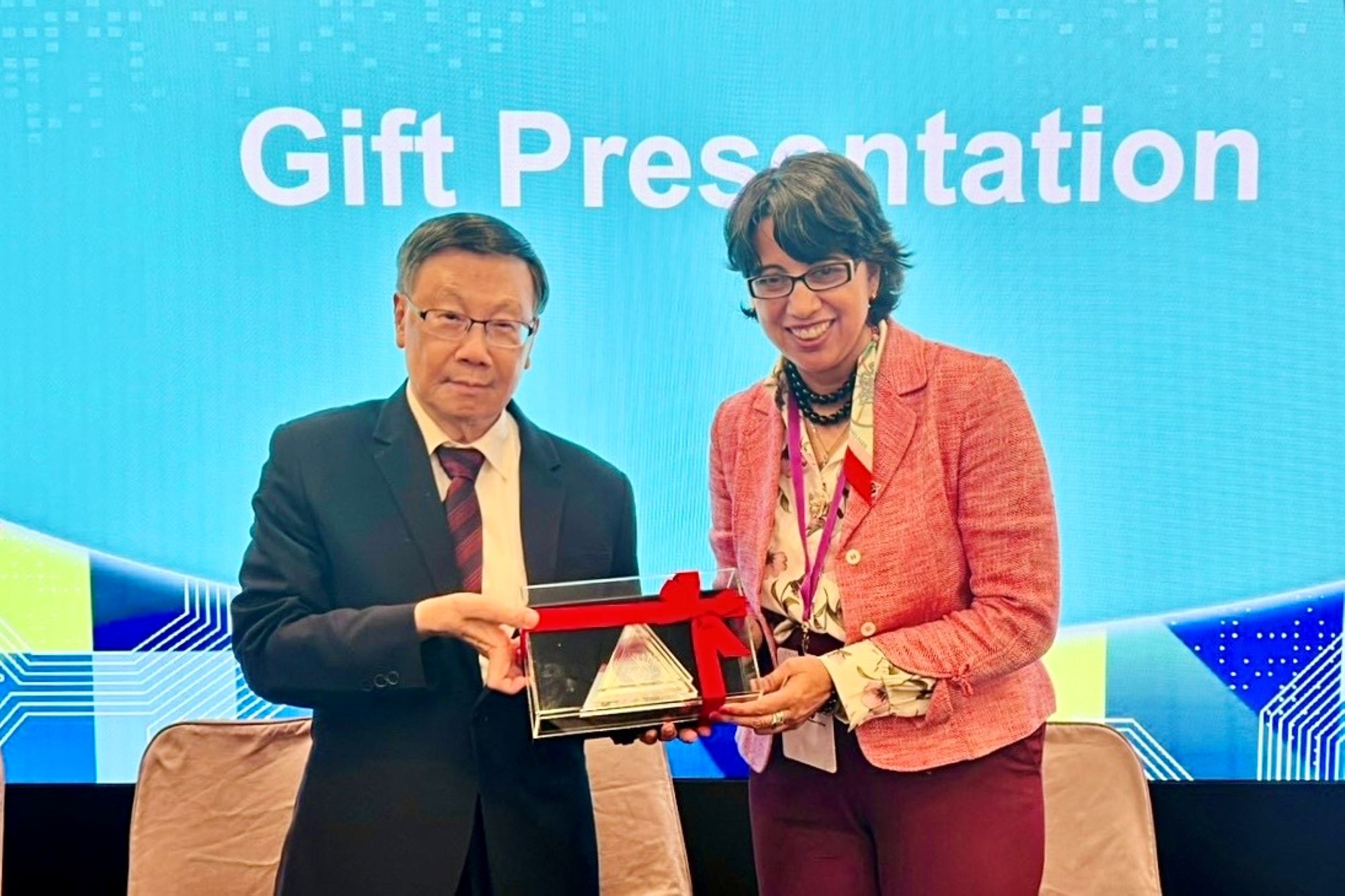 Asia University President Jeffrey J. P. Tsai presents a commemorative gift to Arizona Western College President Dr. Reetika Dhawan, marking a new chapter in the partnership between the two institutions