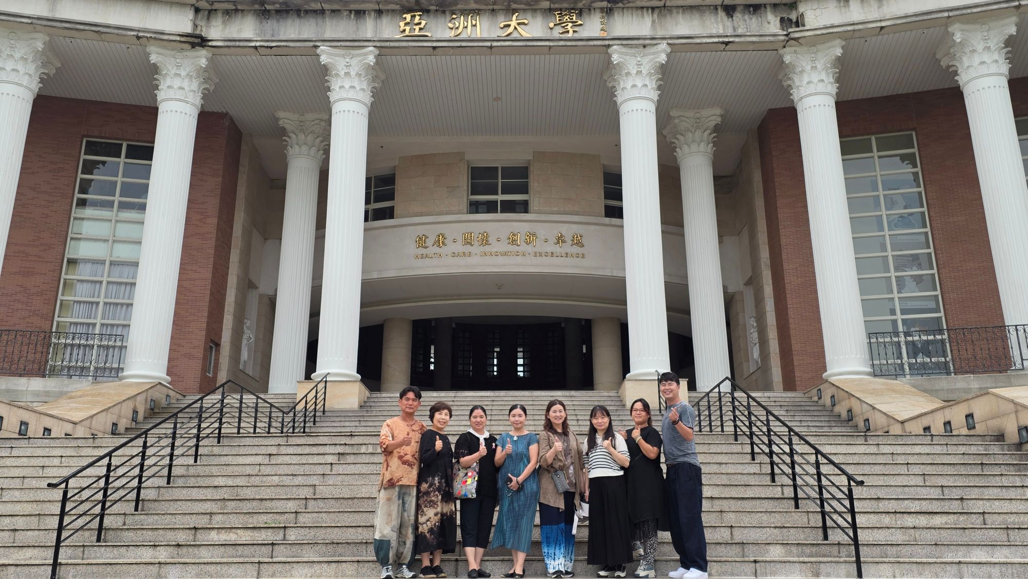 林青玫主任(左四)偕同韓國國際天然染色文化交流協會劉昌旿會長(左一)、昌新大學應用美術系教授尹英淑顧問(左二)、韓國釜山白松天然染色教育院簾在權部長(右一)等貴賓,校園留影,深化天然染色與時尚設計交流。