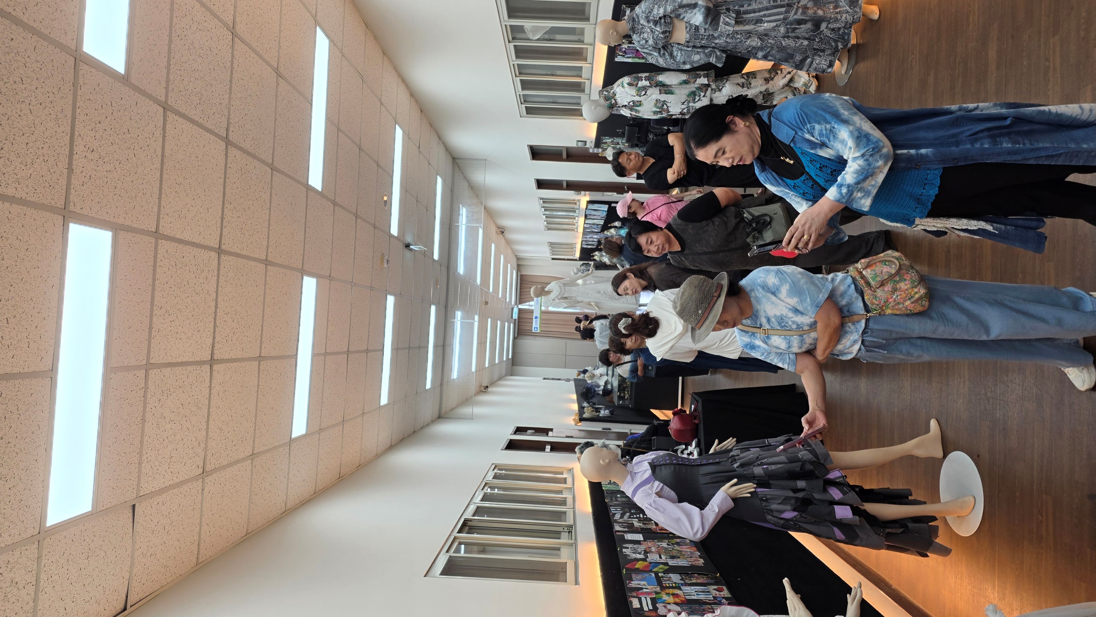 韓國天然染色團隊參訪時尚設計學系成果展示空間,了解師生作品與服裝設計成果,交流臺韓雙方服裝創作與設計理念。
