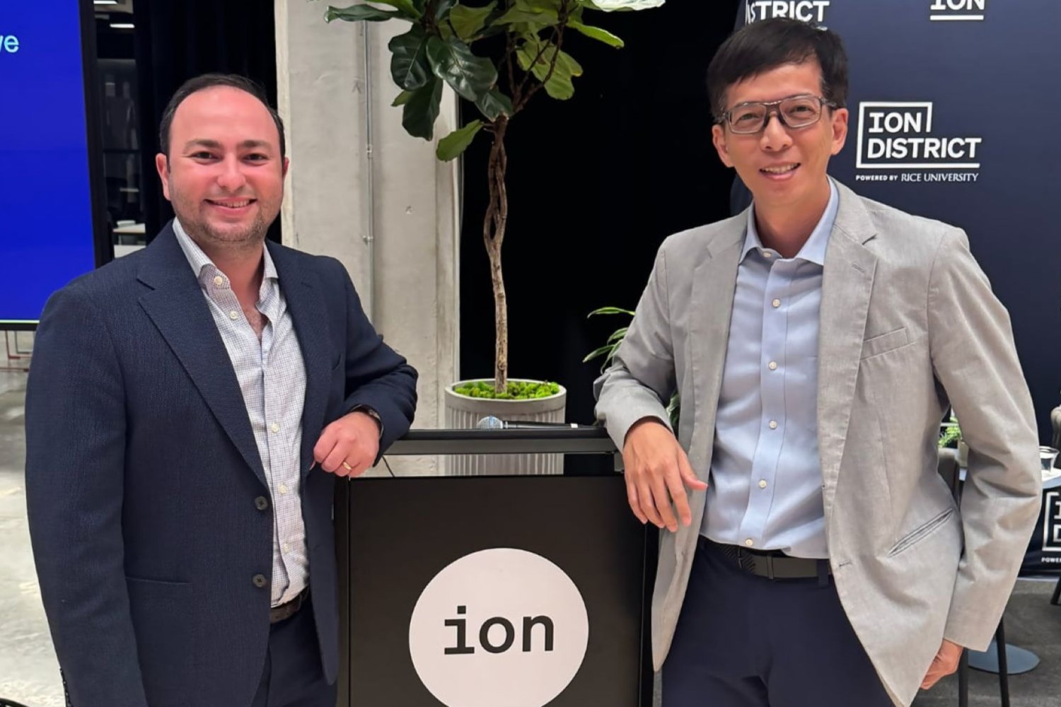 亞大資傳系副教授尤啟良(右)與Houston AI Club創辦人Leon Coe(左),於美國休士頓科技創新樞紐The Ion會場合影。