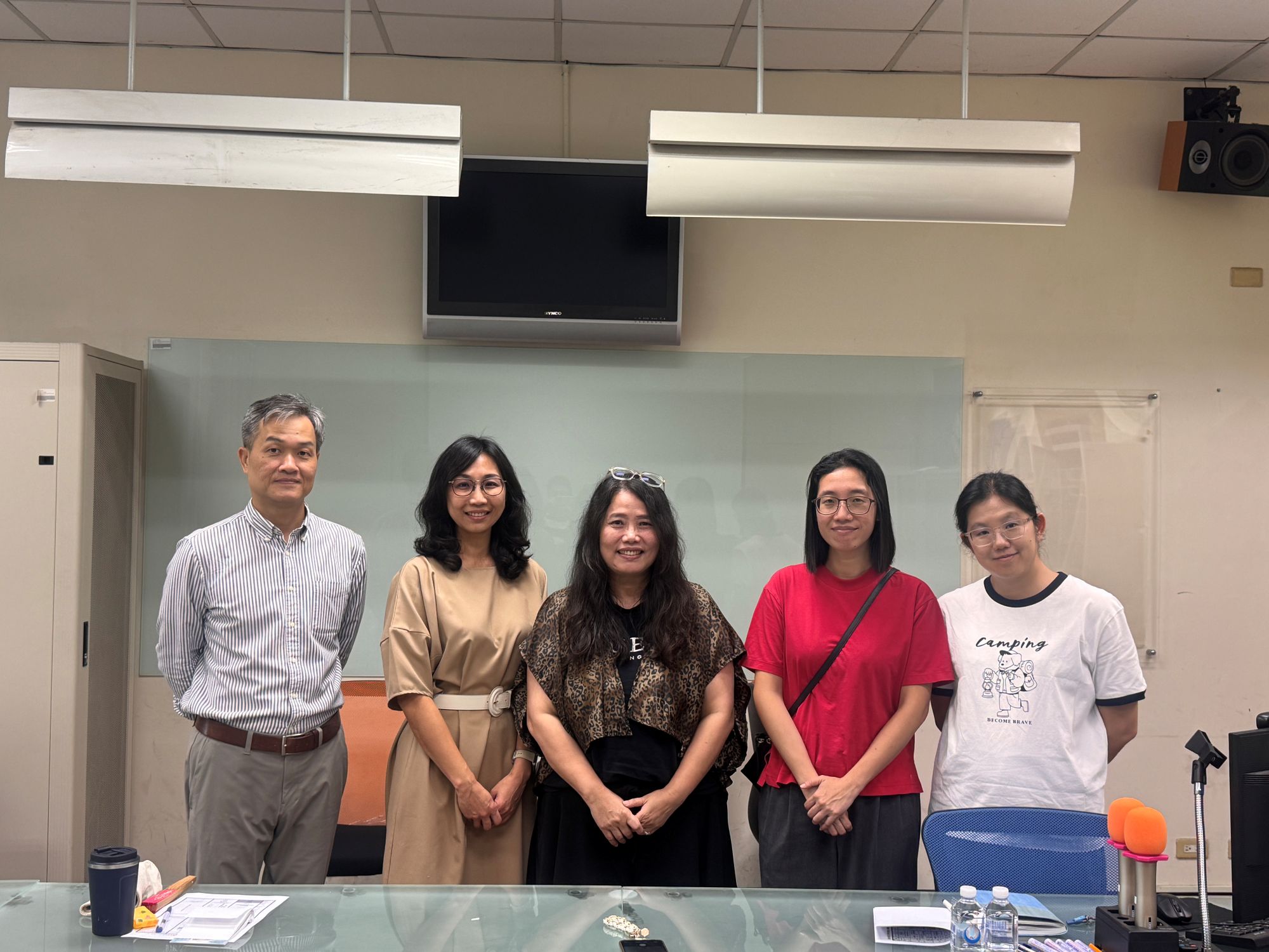 語發中心主任陳淑娟（中）與ETS台灣官方代理忠欣公司團隊交流，推動英語評量合作。
