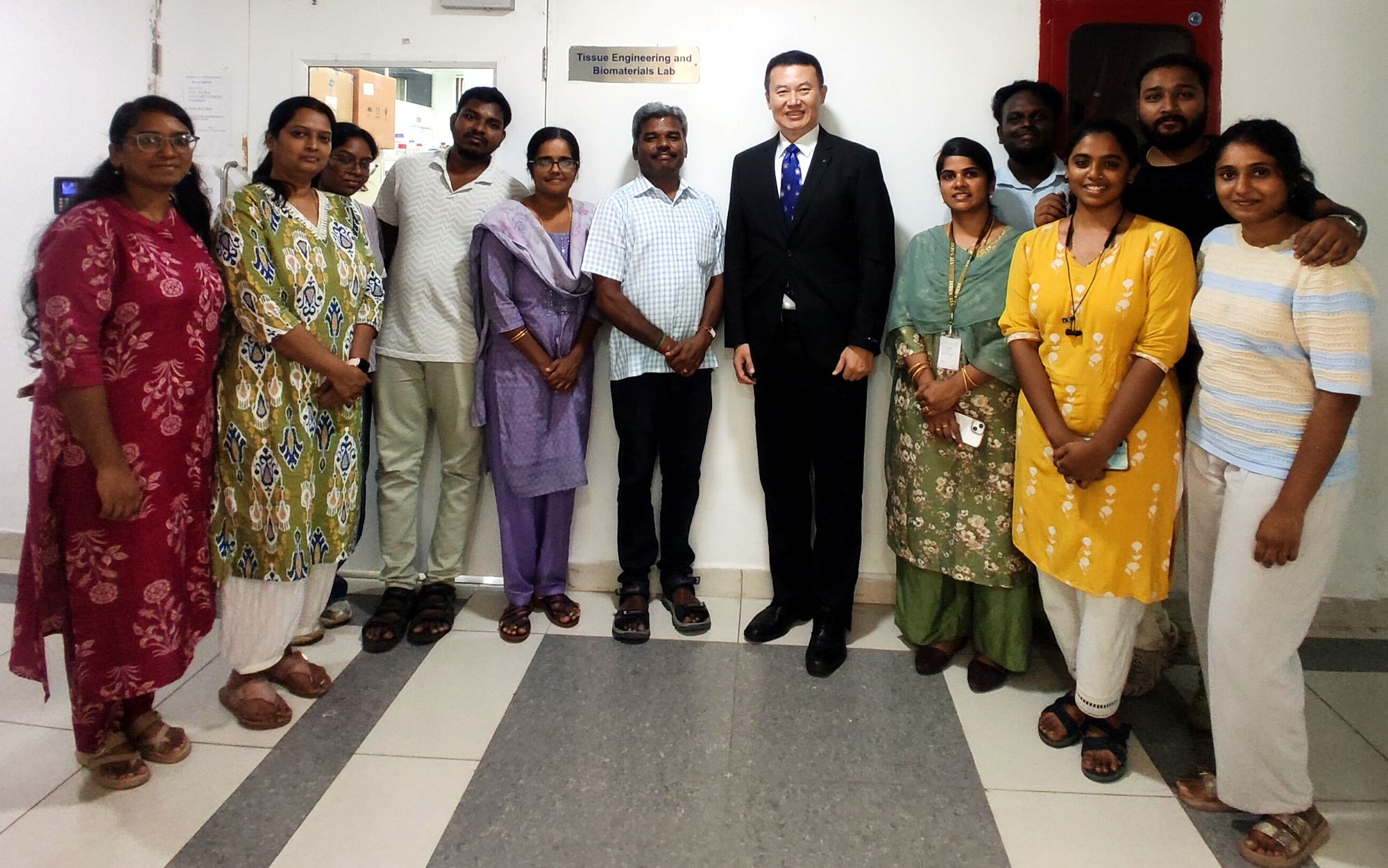 參觀IIT Madras推廣與數位教育中心(CODE) Dr. Vignesh Muthuvijayan副主任的實驗室,了解智慧水膠、傷口敷料及組織再生等研究成果。