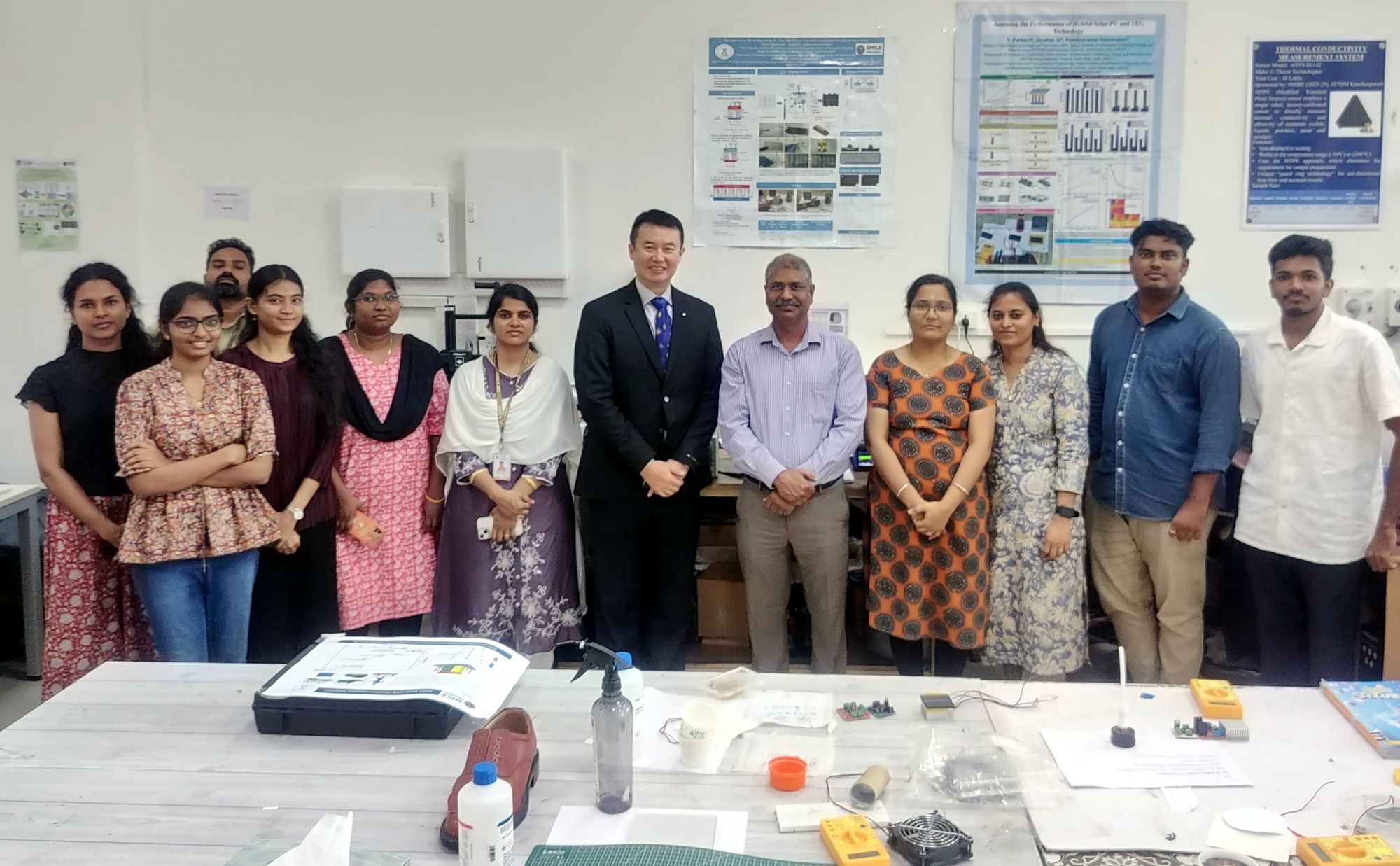 龍主任(右6)拜訪IIITDM Kancheepuram,與機械工程學系(Department of Mechanical Engineering)教授暨設計、創新、育成與推廣教育學院(Design, Innovation, Incubation & Continuing Education)院長Prof. Jayabal K (右5),交流工程設計與醫療商品合作。