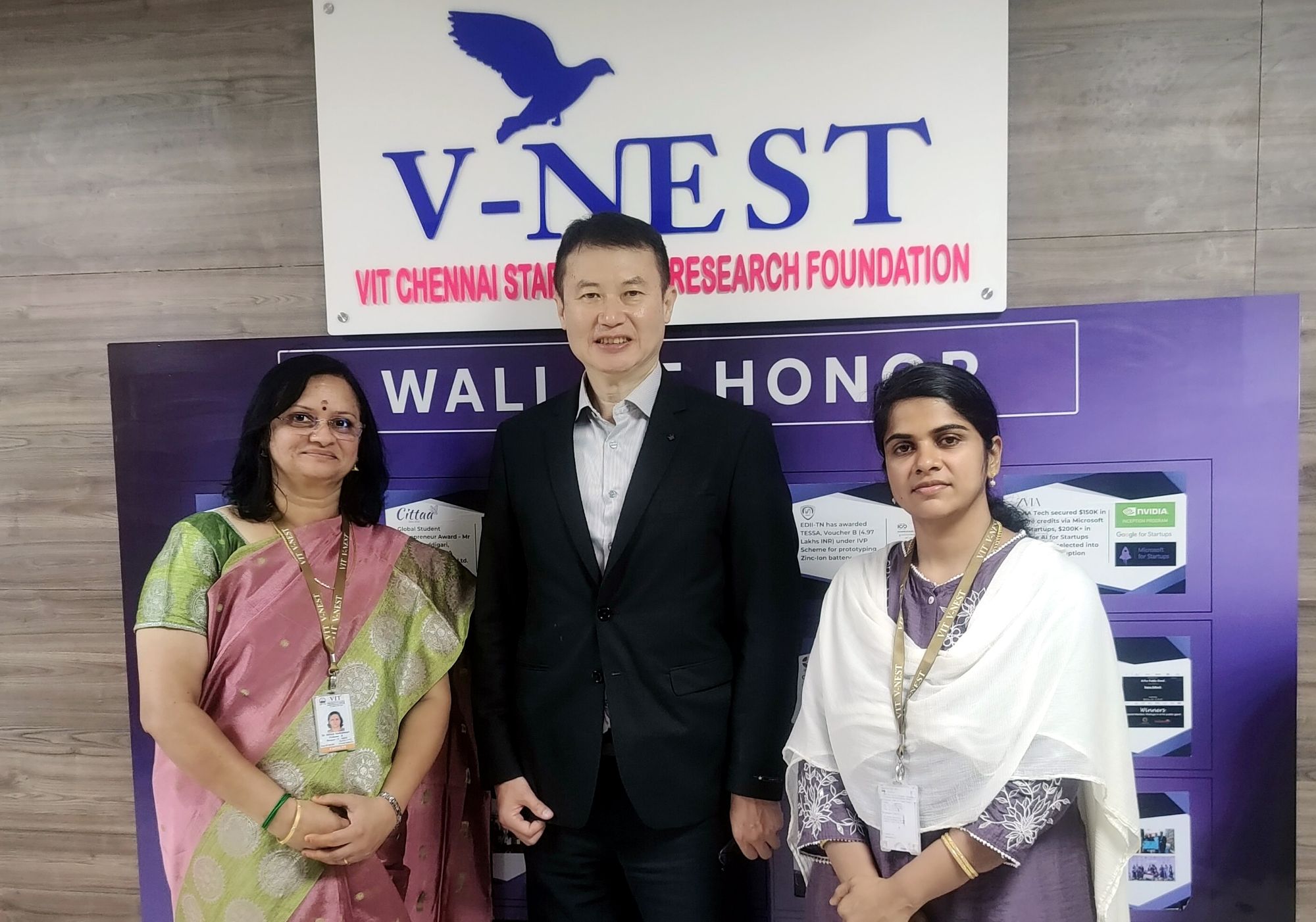 龍希文主任(中)與韋洛爾理工大學科學與技術創業網絡(V-NEST)主任 Dr. Nithya Venkatesan (左)、Dr. Sheena Christabel Pravin助理主任(右)探討醫療研究成果如何透過新創育成與產業鏈結,加速由實驗室走向實際應用。