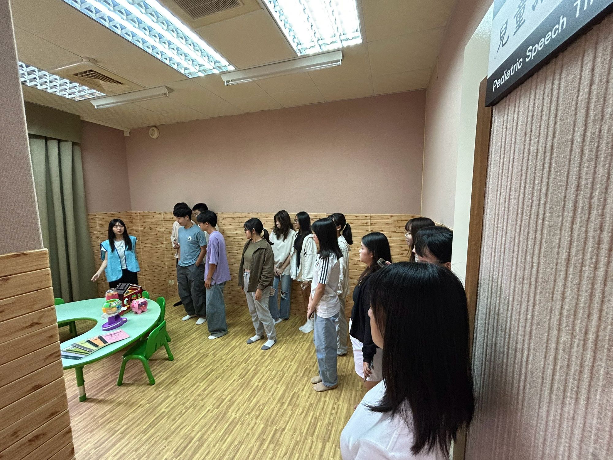 新生實地走訪兒童語言治療實習空間，提早熟悉第一線臨床設備與學習環境。

