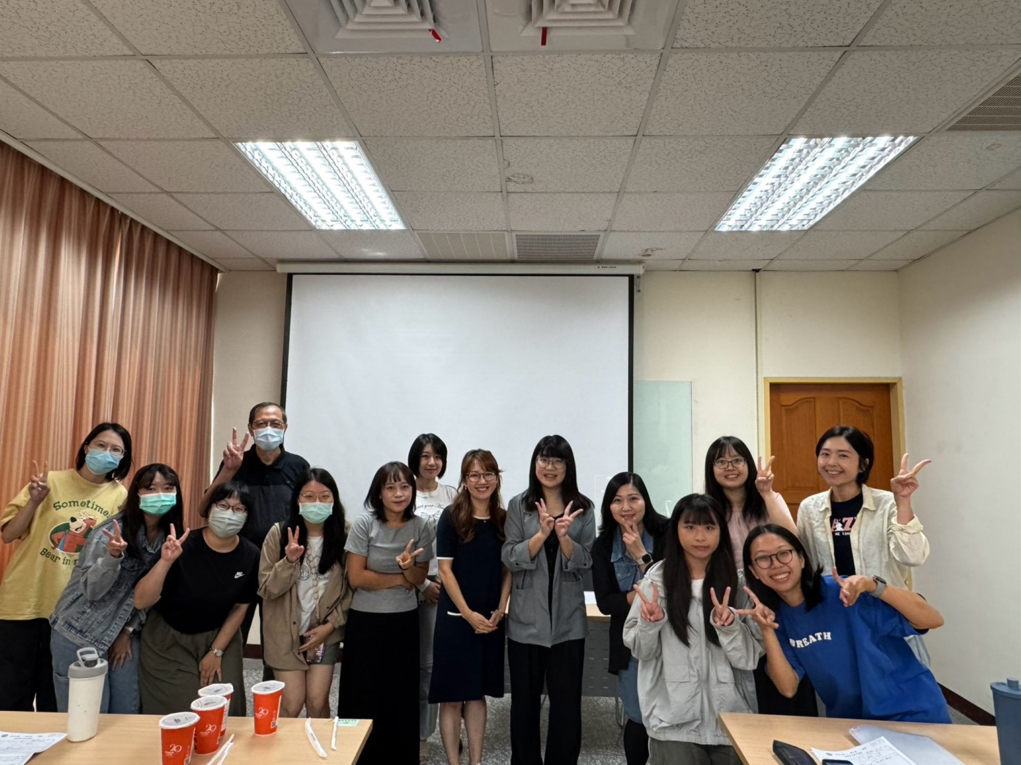 聽語系碩士班新生座談會師生合影，交流研究方向與未來專業學習規劃。
