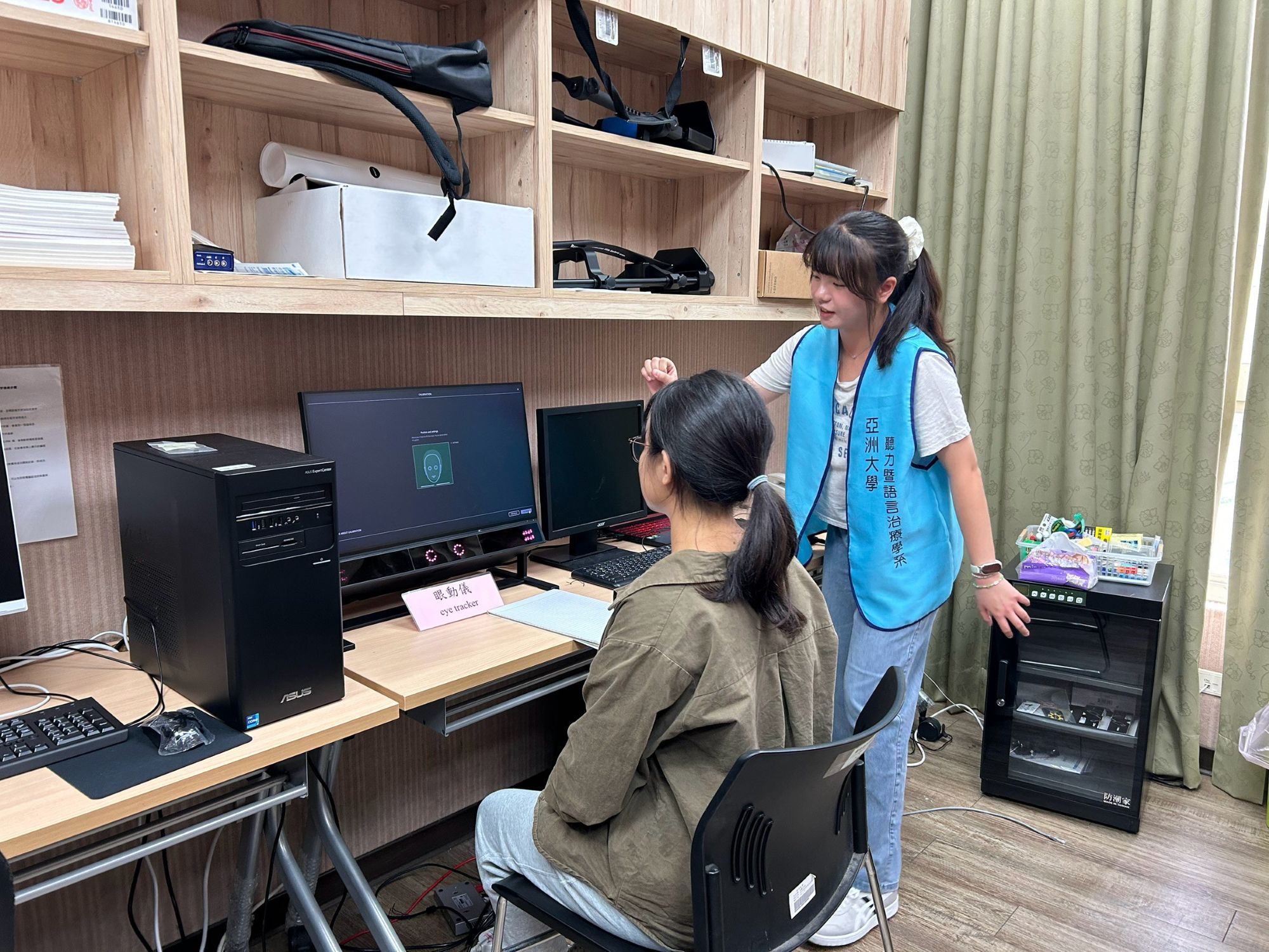 新生實際體驗眼動儀器操作，從實作中認識聽語專業研究與科技應用。
