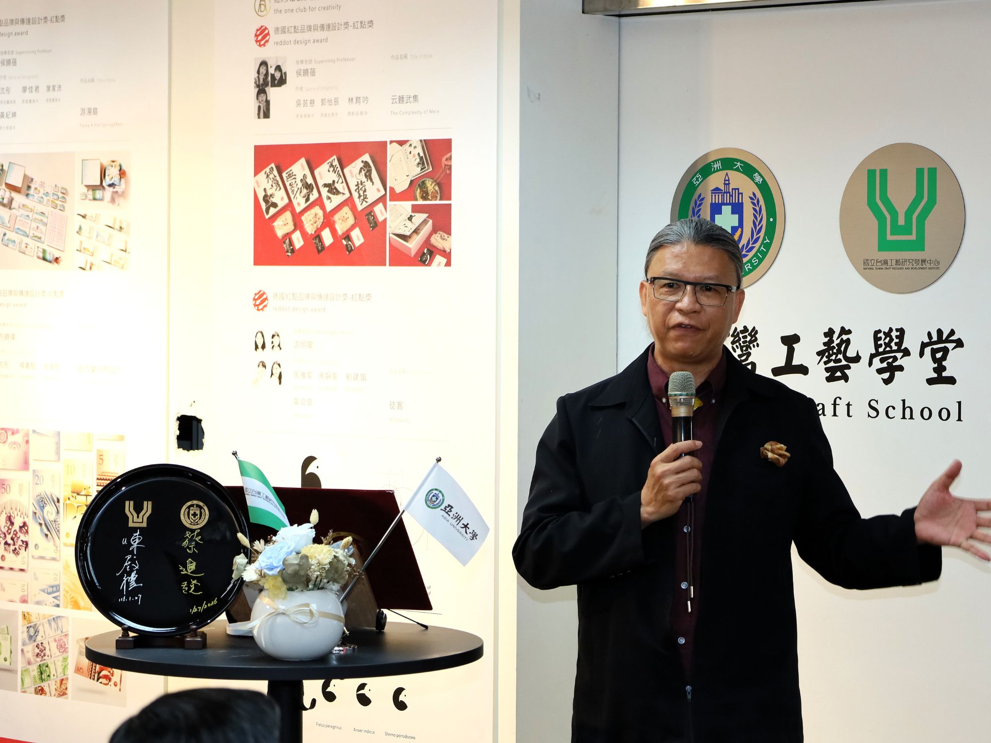 工藝中心陳殿禮主任致詞,提出「工藝智慧」概念,期盼將台灣打造為工藝島。