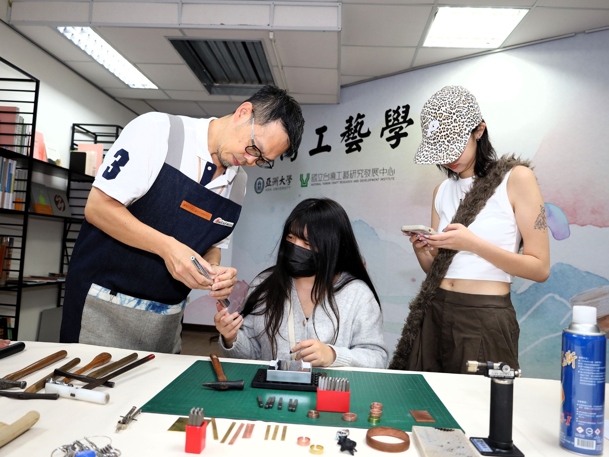 學生於金工實驗室專注體驗,由專業教師親自指導金屬打印與專屬戒指成型。