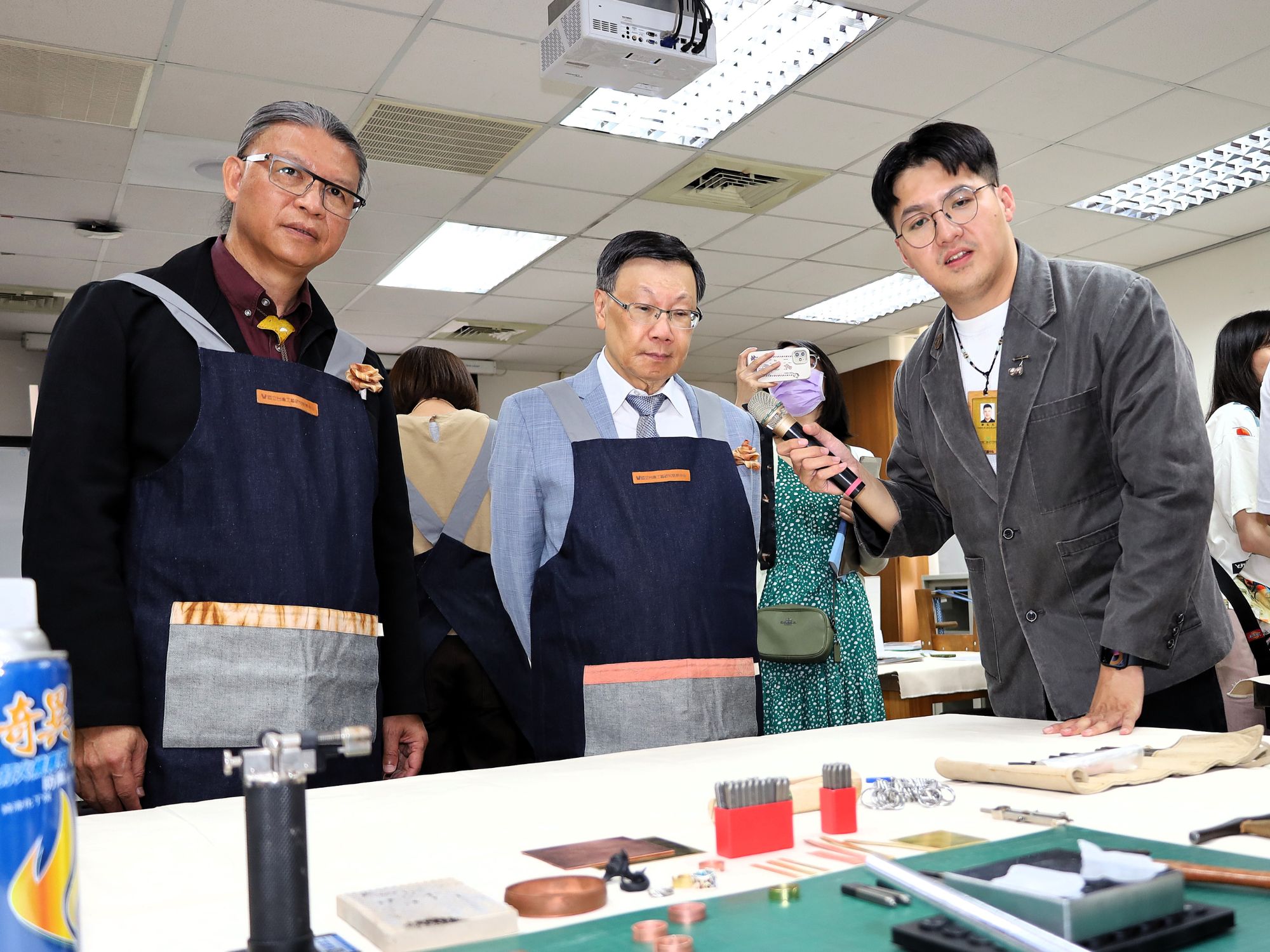 蔡進發校長與陳殿禮主任參觀金工實驗室,專注聆聽金屬打印與戒指成型解說。