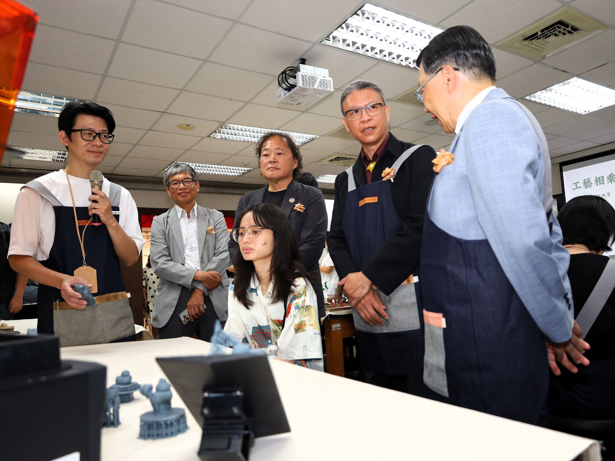 貴賓參觀多媒體智造實驗室,專注聆聽師生解說AI多維建模與3D列印應用。